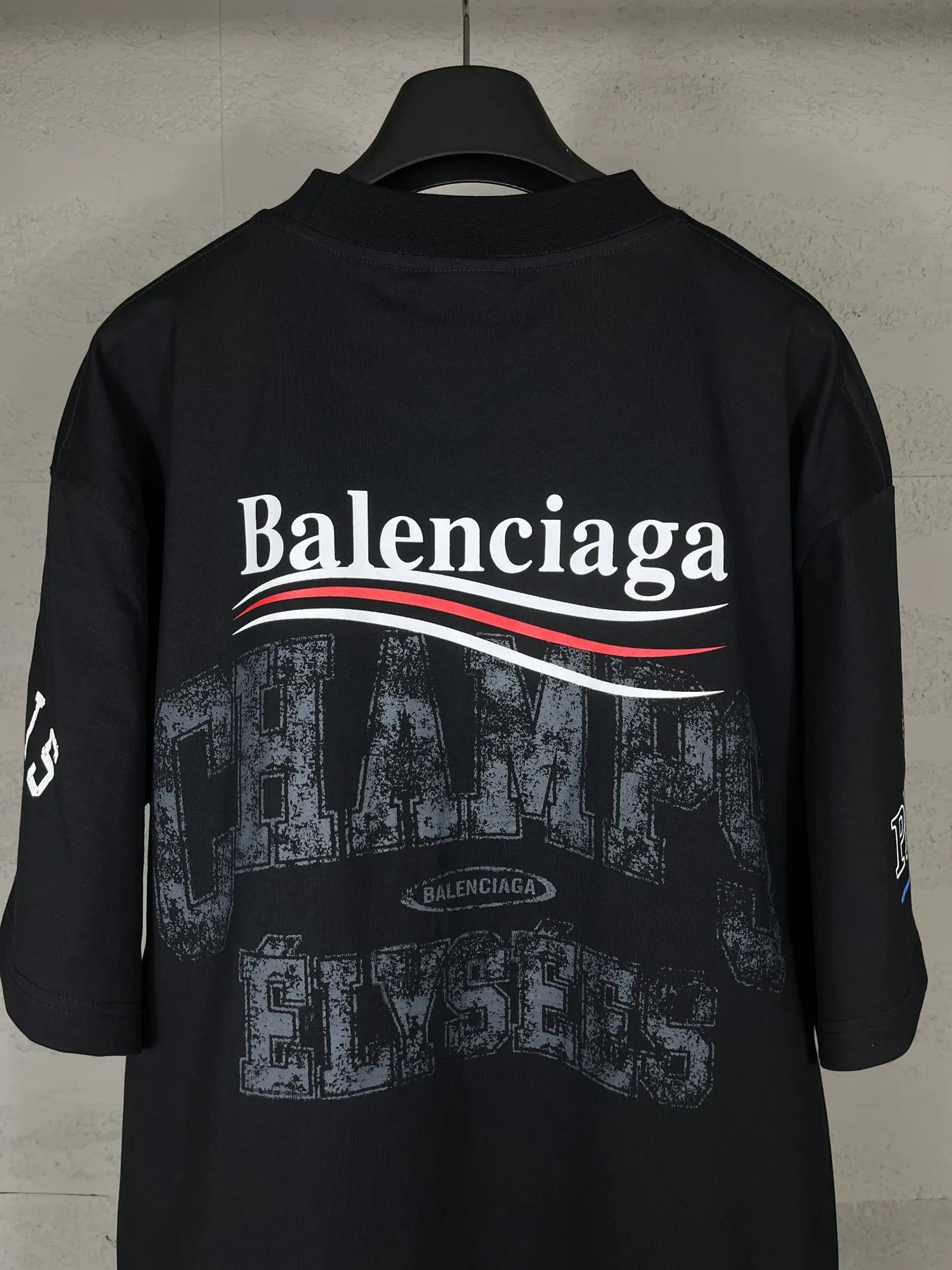 🅿️186 real photos [Top version. Official website quality] BALENCI*GA/Paris. SS25 latest model, front and back left and right sleeves I Love Paris & Balenciaxx art printed short-sleeved T-shirt. Brick cabinet synchronization. Genuine product developed at the first time, happy to print and compare! The fabric is made of Paris ZP custom-woven and dyed cotton double yarn. Weighing 260 grams, the cloth surface is clean. The cloth pattern is clear, soft and comfortable. The threads are dyed with no color difference. The printing uses environmentally friendly imported materials. The letters are clear and the effect is three-dimensional. The version adopts OS loose shoulder design. Same style for men and women. Code: BL253650 Color: white, black Size: XS S M L