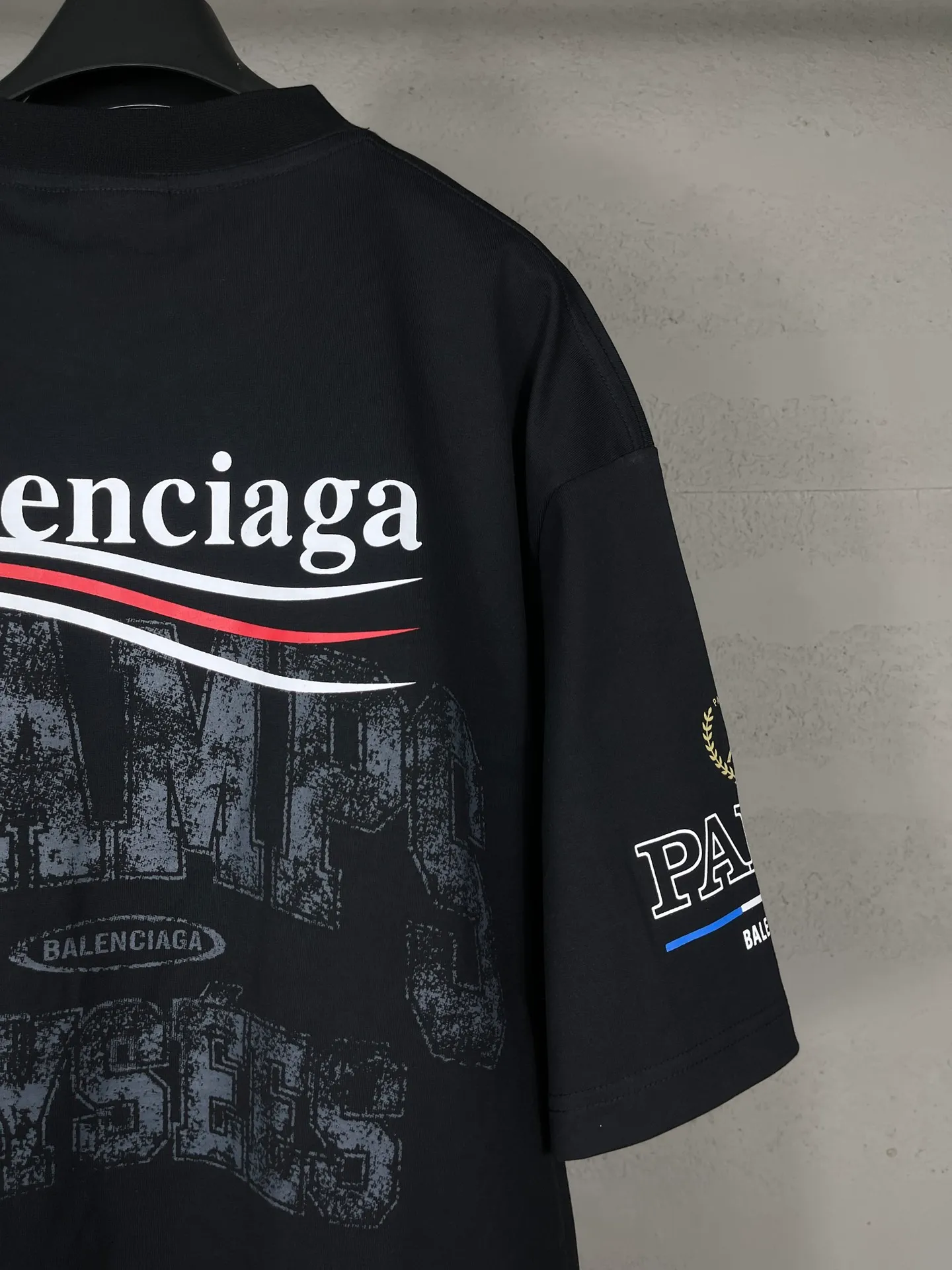 🅿️186 real photos [Top version. Official website quality] BALENCI*GA/Paris. SS25 latest model, front and back left and right sleeves I Love Paris & Balenciaxx art printed short-sleeved T-shirt. Brick cabinet synchronization. Genuine product developed at the first time, happy to print and compare! The fabric is made of Paris ZP custom-woven and dyed cotton double yarn. Weighing 260 grams, the cloth surface is clean. The cloth pattern is clear, soft and comfortable. The threads are dyed with no color difference. The printing uses environmentally friendly imported materials. The letters are clear and the effect is three-dimensional. The version adopts OS loose shoulder design. Same style for men and women. Code: BL253650 Color: white, black Size: XS S M L