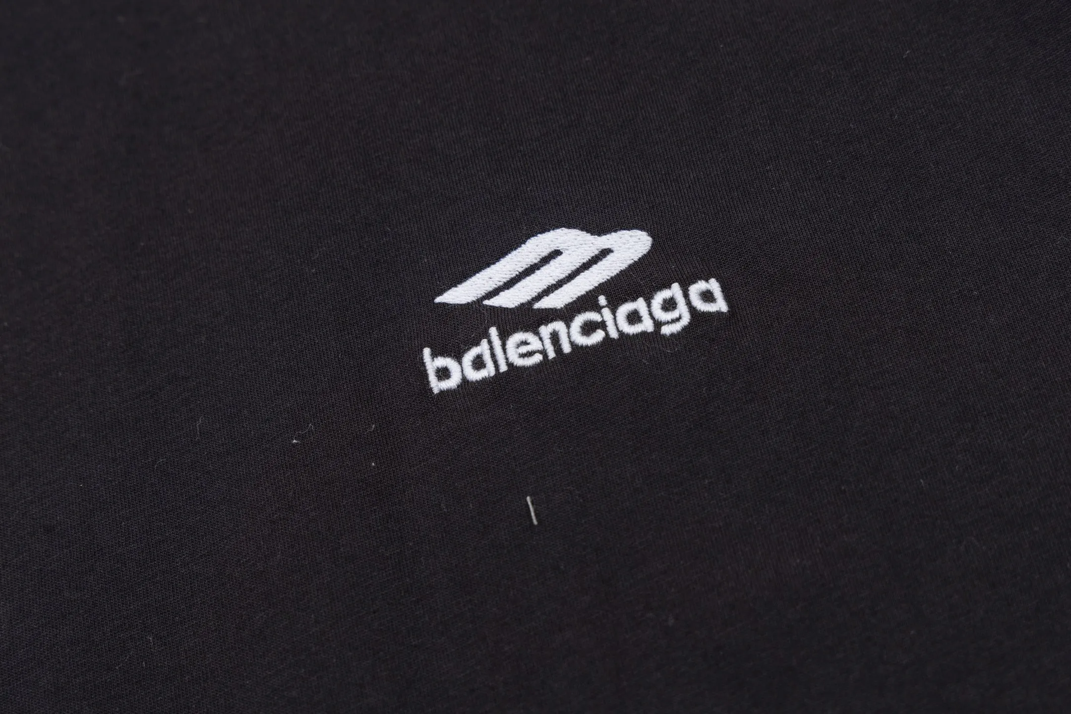 🅿️270 BLCG 25FW 3M letter embroidered short sleeves. The fabric is made of 24S 185g double yarn special textile compact cotton, and the rib is made of 32S 340g double yarn stretch rib. It is woven with 24-count special-spun compact cotton yarn. The weaving process requires high standards and requires the use of advanced looms and high-quality raw materials. Specially woven compact cotton has many advantages, such as softness and comfort, good breathability, strong wrinkle resistance, good durability, etc.; it has a tighter, softer and more delicate texture and feel. Matte stitch embroidery is an embroidery technique that uses specific stitches and line widths during the embroidery process to give the embroidered letters a matte effect. The craftsmanship pays more attention to controlling the reflection and scattering of light to achieve a matte effect, and the embroidery effect has smooth and fine lines. Size:XS-S-M-L