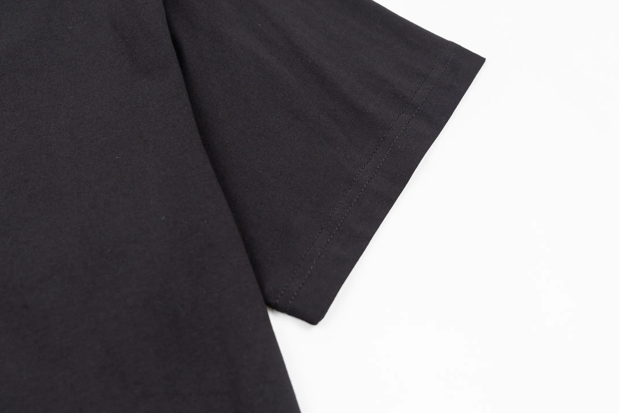🅿️270 BLCG 25FW 3M letter embroidered short sleeves. The fabric is made of 24S 185g double yarn special textile compact cotton, and the rib is made of 32S 340g double yarn stretch rib. It is woven with 24-count special-spun compact cotton yarn. The weaving process requires high standards and requires the use of advanced looms and high-quality raw materials. Specially woven compact cotton has many advantages, such as softness and comfort, good breathability, strong wrinkle resistance, good durability, etc.; it has a tighter, softer and more delicate texture and feel. Matte stitch embroidery is an embroidery technique that uses specific stitches and line widths during the embroidery process to give the embroidered letters a matte effect. The craftsmanship pays more attention to controlling the reflection and scattering of light to achieve a matte effect, and the embroidery effect has smooth and fine lines. Size:XS-S-M-L