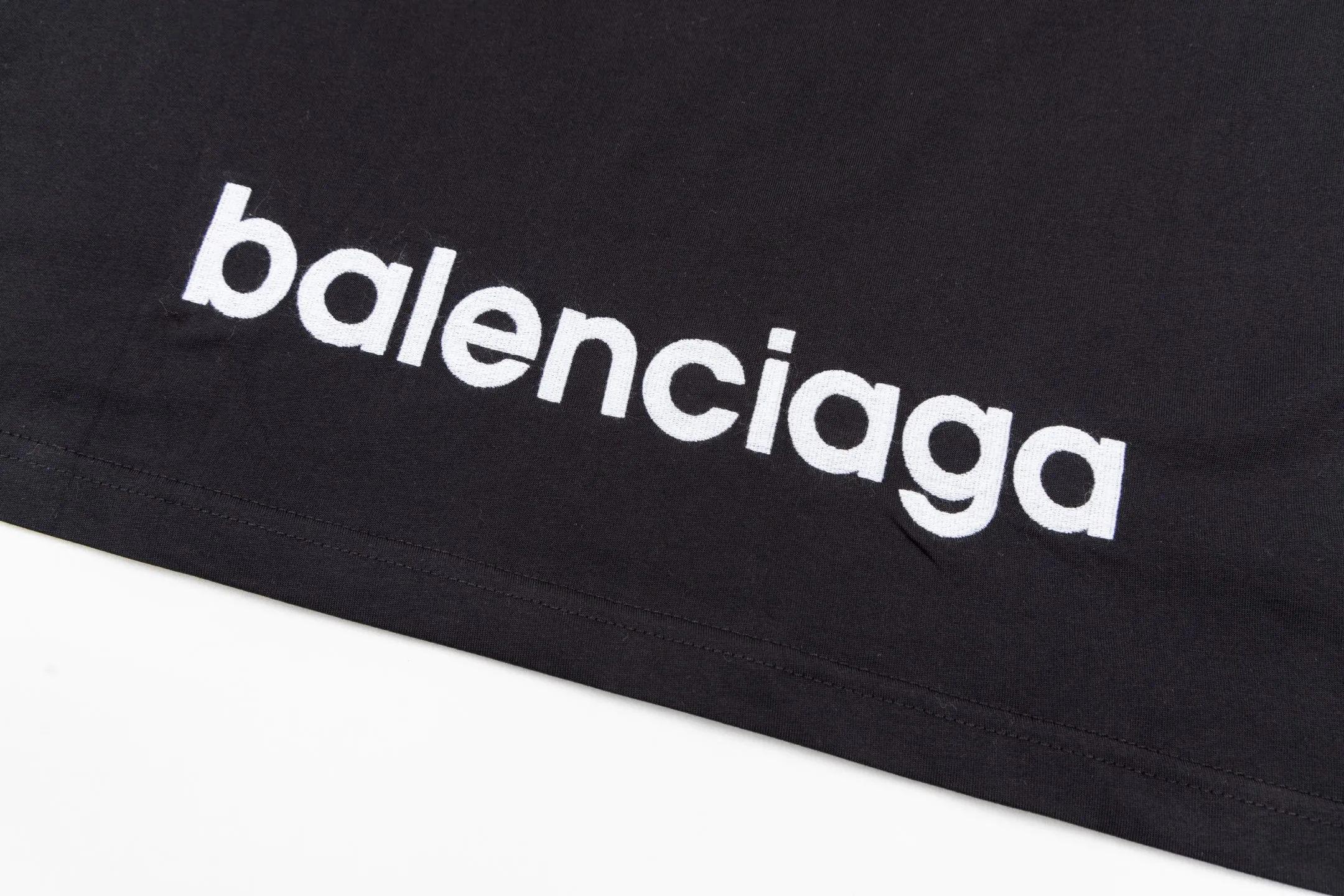 🅿️270 BLCG 25FW 3M letter embroidered short sleeves. The fabric is made of 24S 185g double yarn special textile compact cotton, and the rib is made of 32S 340g double yarn stretch rib. It is woven with 24-count special-spun compact cotton yarn. The weaving process requires high standards and requires the use of advanced looms and high-quality raw materials. Specially woven compact cotton has many advantages, such as softness and comfort, good breathability, strong wrinkle resistance, good durability, etc.; it has a tighter, softer and more delicate texture and feel. Matte stitch embroidery is an embroidery technique that uses specific stitches and line widths during the embroidery process to give the embroidered letters a matte effect. The craftsmanship pays more attention to controlling the reflection and scattering of light to achieve a matte effect, and the embroidery effect has smooth and fine lines. Size:XS-S-M-L