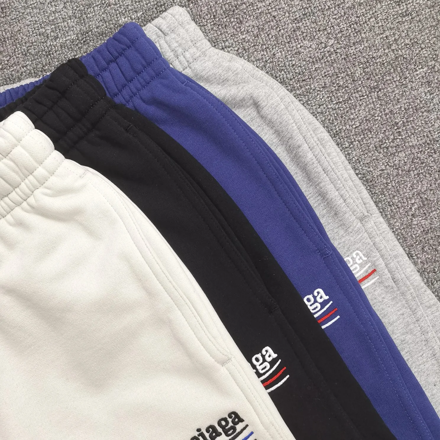 Balenciaga 21SS BLCG Balenciaga Wave Cola Shorts, a classic and versatile style is here! With these pants, they look perfect no matter what outfit you wear! Get it now! Customized special fabrics, ready-to-wear washable, soft and comfortable to the touch.  360 grams of dust-free sweatshirt fabric, washed and cut. Imported environmentally friendly water glue is added to the garment and washed twice to ensure consistent printing. Customized wash mark. This year's sincere shorts LOGO adopts Japanese Tajima embroidery technology, and the printing is full and meticulous. Color: Black/Grey/White/Blue Size: XS-L P:300