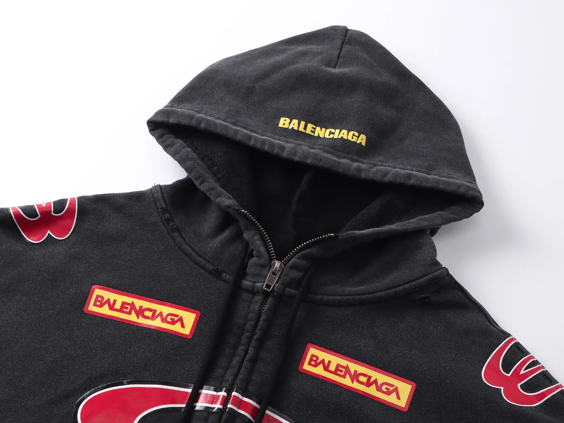 🅿️430 Detailed picture [Top version. Official website quality] BALENCI*GA/Paris. 25ss latest model. Paris double-ring LOGO combination racing suit series multi-digit printing, washed multi-digit worn zipper cardigan hooded sweatshirt. The brick cabinets are synchronized. The fabric is made of Paris ZP custom-woven and dyed cotton sweatshirt. Weighing 460 grams, the cloth surface is clean. The cloth pattern is clear, soft and comfortable, and the threads are dyed with no color difference. The classic LOGO pattern is printed with environmentally friendly imported materials, with clear letters and a strong three-dimensional feel. Restored brick cabinet. The garments were washed and aged, and polished by many hands. Produced by ultra-heavy craftsmanship, the market currency is very different, welcome to compare. The version adopts OS loose shoulder design. The same style for men and women. Code: BL259927 Color: Washed Black Size: XS S M L