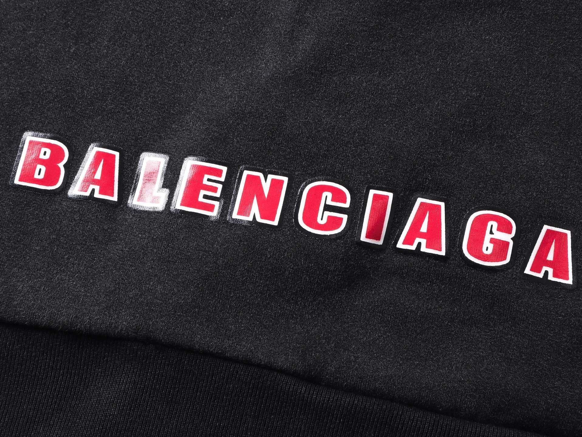 🅿️430 Detailed picture [Top version. Official website quality] BALENCI*GA/Paris. 25ss latest model. Paris double-ring LOGO combination racing suit series multi-digit printing, washed multi-digit worn zipper cardigan hooded sweatshirt. The brick cabinets are synchronized. The fabric is made of Paris ZP custom-woven and dyed cotton sweatshirt. Weighing 460 grams, the cloth surface is clean. The cloth pattern is clear, soft and comfortable, and the threads are dyed with no color difference. The classic LOGO pattern is printed with environmentally friendly imported materials, with clear letters and a strong three-dimensional feel. Restored brick cabinet. The garments were washed and aged, and polished by many hands. Produced by ultra-heavy craftsmanship, the market currency is very different, welcome to compare. The version adopts OS loose shoulder design. The same style for men and women. Code: BL259927 Color: Washed Black Size: XS S M L
