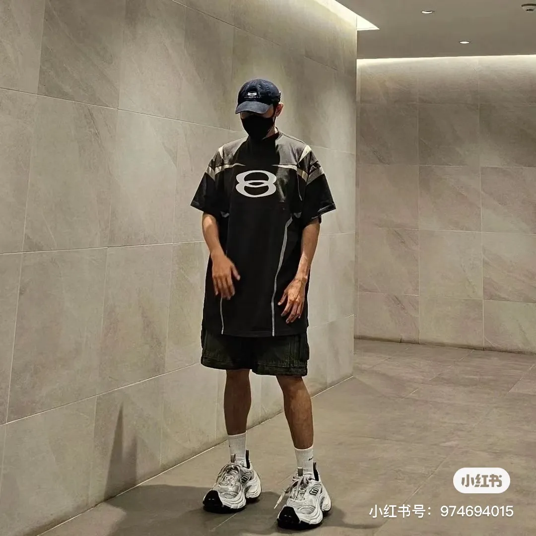 ♻️💯Upper body reference model picture❤️【New arrival】Top version-BALENCIAGA-double-ring wasteland spliced short-sleeved T-shirt. Original development of custom-woven fabric technology, washing and water treatment. High gram weight 300g fabric, full texture, clean cloth surface, soft and comfortable. Solona thread custom dyeing without color difference, front and back decorated with unity sports icon art work embroidery, the entire embroidery body is made of new tatami twill lace embroidery, the tatami embroidery stitches are intertwined and form diagonal lines. It comes with 1*1 cross-check weave rib cuffs, and more than 30 pieces for the whole garment. I purchased the y version of custom-dyed bulk fabrics with color ribs. The front and back panels are screen printed with an elliptical machine, and the embroidery machine is imported from Japan. The printing effect is in contrasting colors. The whole garment is washed, softened, aged, and washed and dried. It is handsome and finished. Wasteland style, os version, same style for men and women. Color: black Size: XS-L P:360