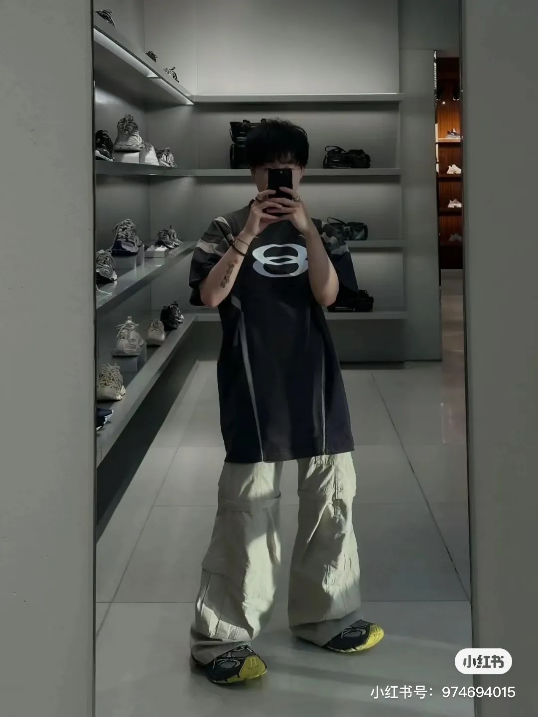 ♻️💯Upper body reference model picture❤️【New arrival】Top version-BALENCIAGA-double-ring wasteland spliced short-sleeved T-shirt. Original development of custom-woven fabric technology, washing and water treatment. High gram weight 300g fabric, full texture, clean cloth surface, soft and comfortable. Solona thread custom dyeing without color difference, front and back decorated with unity sports icon art work embroidery, the entire embroidery body is made of new tatami twill lace embroidery, the tatami embroidery stitches are intertwined and form diagonal lines. It comes with 1*1 cross-check weave rib cuffs, and more than 30 pieces for the whole garment. I purchased the y version of custom-dyed bulk fabrics with color ribs. The front and back panels are screen printed with an elliptical machine, and the embroidery machine is imported from Japan. The printing effect is in contrasting colors. The whole garment is washed, softened, aged, and washed and dried. It is handsome and finished. Wasteland style, os version, same style for men and women. Color: black Size: XS-L P:360