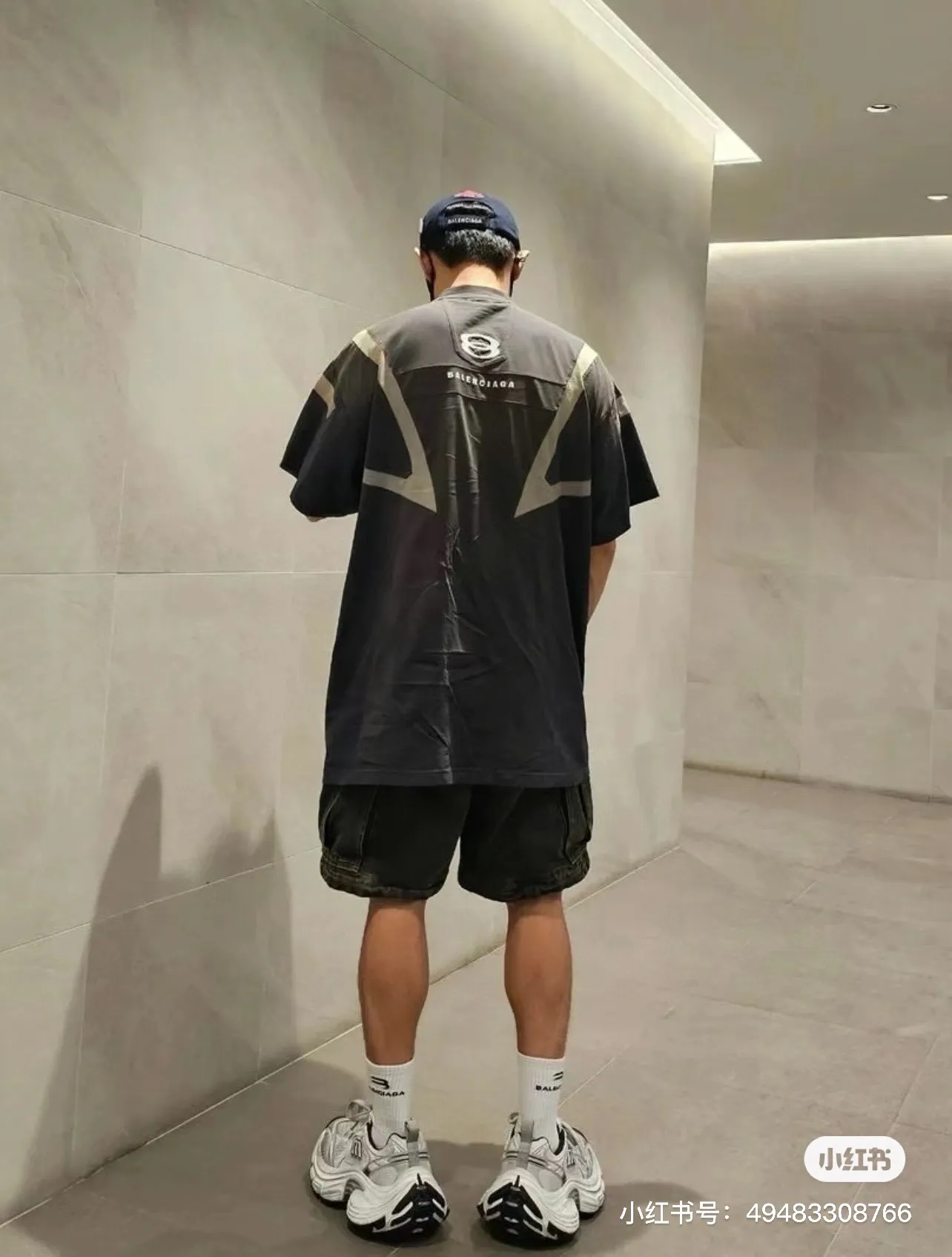 ♻️💯Upper body reference model picture❤️【New arrival】Top version-BALENCIAGA-double-ring wasteland spliced short-sleeved T-shirt. Original development of custom-woven fabric technology, washing and water treatment. High gram weight 300g fabric, full texture, clean cloth surface, soft and comfortable. Solona thread custom dyeing without color difference, front and back decorated with unity sports icon art work embroidery, the entire embroidery body is made of new tatami twill lace embroidery, the tatami embroidery stitches are intertwined and form diagonal lines. It comes with 1*1 cross-check weave rib cuffs, and more than 30 pieces for the whole garment. I purchased the y version of custom-dyed bulk fabrics with color ribs. The front and back panels are screen printed with an elliptical machine, and the embroidery machine is imported from Japan. The printing effect is in contrasting colors. The whole garment is washed, softened, aged, and washed and dried. It is handsome and finished. Wasteland style, os version, same style for men and women. Color: black Size: XS-L P:360