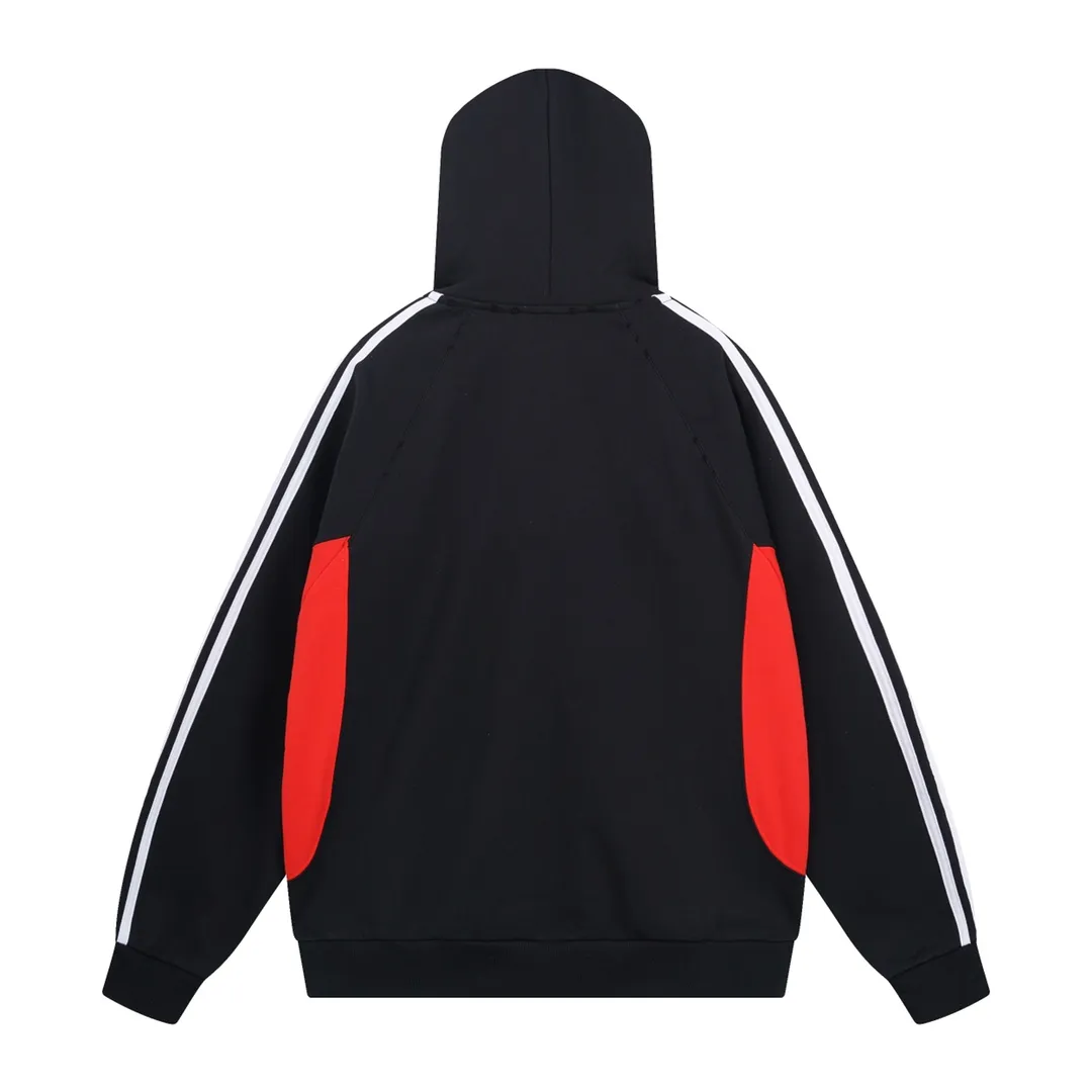 🅿️390 Detailed picture [Top version. Official website quality] BALENCI*GA/Paris co-branded Adidas Adidas LOGO embroidered hooded sweatshirt #Splicing and color insertion, ready-to-wear worn. The fabric is made of Paris ZP custom-woven and dyed cotton sweatshirt. Weighing 450 grams, the cloth surface is clean. The cloth pattern is clear, soft and comfortable. The threads are dyed with no color difference. The classic pattern embroidery uses imported embroidery, and the letters are clear, three-dimensional and without rough edges. Jubie market produces pictures based on pictures. Welcome to compare. The version adopts OS loose shoulder design. Same style for men and women. Code: BL238020 Color: Black Size: XS S M L