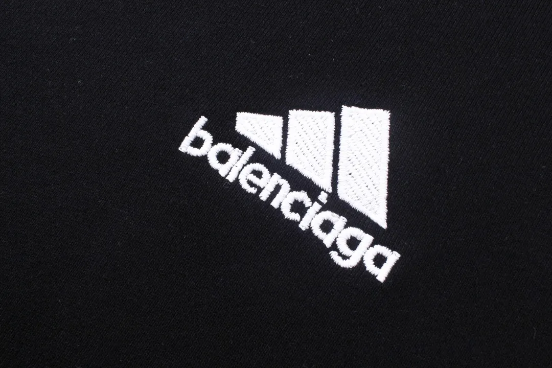 🅿️390 Detailed picture [Top version. Official website quality] BALENCI*GA/Paris co-branded Adidas Adidas LOGO embroidered hooded sweatshirt #Splicing and color insertion, ready-to-wear worn. The fabric is made of Paris ZP custom-woven and dyed cotton sweatshirt. Weighing 450 grams, the cloth surface is clean. The cloth pattern is clear, soft and comfortable. The threads are dyed with no color difference. The classic pattern embroidery uses imported embroidery, and the letters are clear, three-dimensional and without rough edges. Jubie market produces pictures based on pictures. Welcome to compare. The version adopts OS loose shoulder design. Same style for men and women. Code: BL238020 Color: Black Size: XS S M L