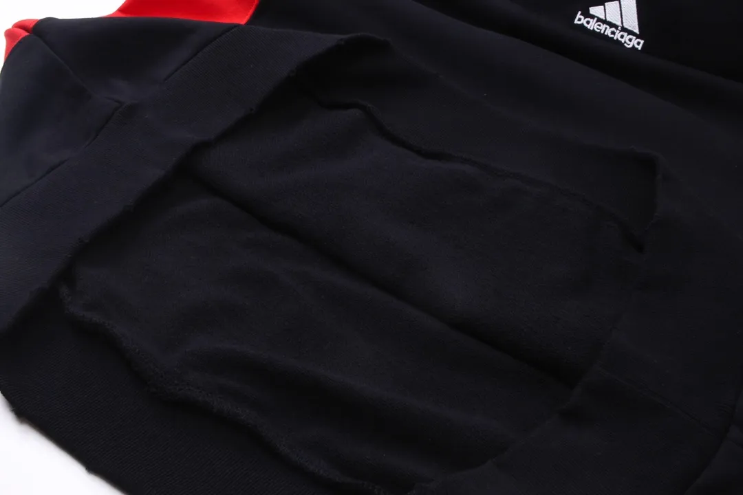 🅿️390 Detailed picture [Top version. Official website quality] BALENCI*GA/Paris co-branded Adidas Adidas LOGO embroidered hooded sweatshirt #Splicing and color insertion, ready-to-wear worn. The fabric is made of Paris ZP custom-woven and dyed cotton sweatshirt. Weighing 450 grams, the cloth surface is clean. The cloth pattern is clear, soft and comfortable. The threads are dyed with no color difference. The classic pattern embroidery uses imported embroidery, and the letters are clear, three-dimensional and without rough edges. Jubie market produces pictures based on pictures. Welcome to compare. The version adopts OS loose shoulder design. Same style for men and women. Code: BL238020 Color: Black Size: XS S M L
