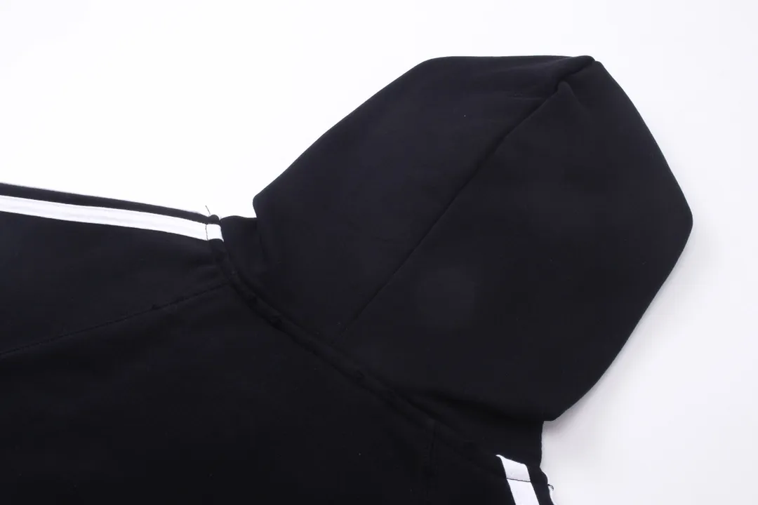 🅿️390 Detailed picture [Top version. Official website quality] BALENCI*GA/Paris co-branded Adidas Adidas LOGO embroidered hooded sweatshirt #Splicing and color insertion, ready-to-wear worn. The fabric is made of Paris ZP custom-woven and dyed cotton sweatshirt. Weighing 450 grams, the cloth surface is clean. The cloth pattern is clear, soft and comfortable. The threads are dyed with no color difference. The classic pattern embroidery uses imported embroidery, and the letters are clear, three-dimensional and without rough edges. Jubie market produces pictures based on pictures. Welcome to compare. The version adopts OS loose shoulder design. Same style for men and women. Code: BL238020 Color: Black Size: XS S M L