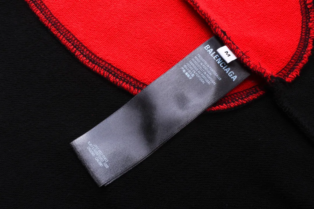 🅿️390 Detailed picture [Top version. Official website quality] BALENCI*GA/Paris co-branded Adidas Adidas LOGO embroidered hooded sweatshirt #Splicing and color insertion, ready-to-wear worn. The fabric is made of Paris ZP custom-woven and dyed cotton sweatshirt. Weighing 450 grams, the cloth surface is clean. The cloth pattern is clear, soft and comfortable. The threads are dyed with no color difference. The classic pattern embroidery uses imported embroidery, and the letters are clear, three-dimensional and without rough edges. Jubie market produces pictures based on pictures. Welcome to compare. The version adopts OS loose shoulder design. Same style for men and women. Code: BL238020 Color: Black Size: XS S M L