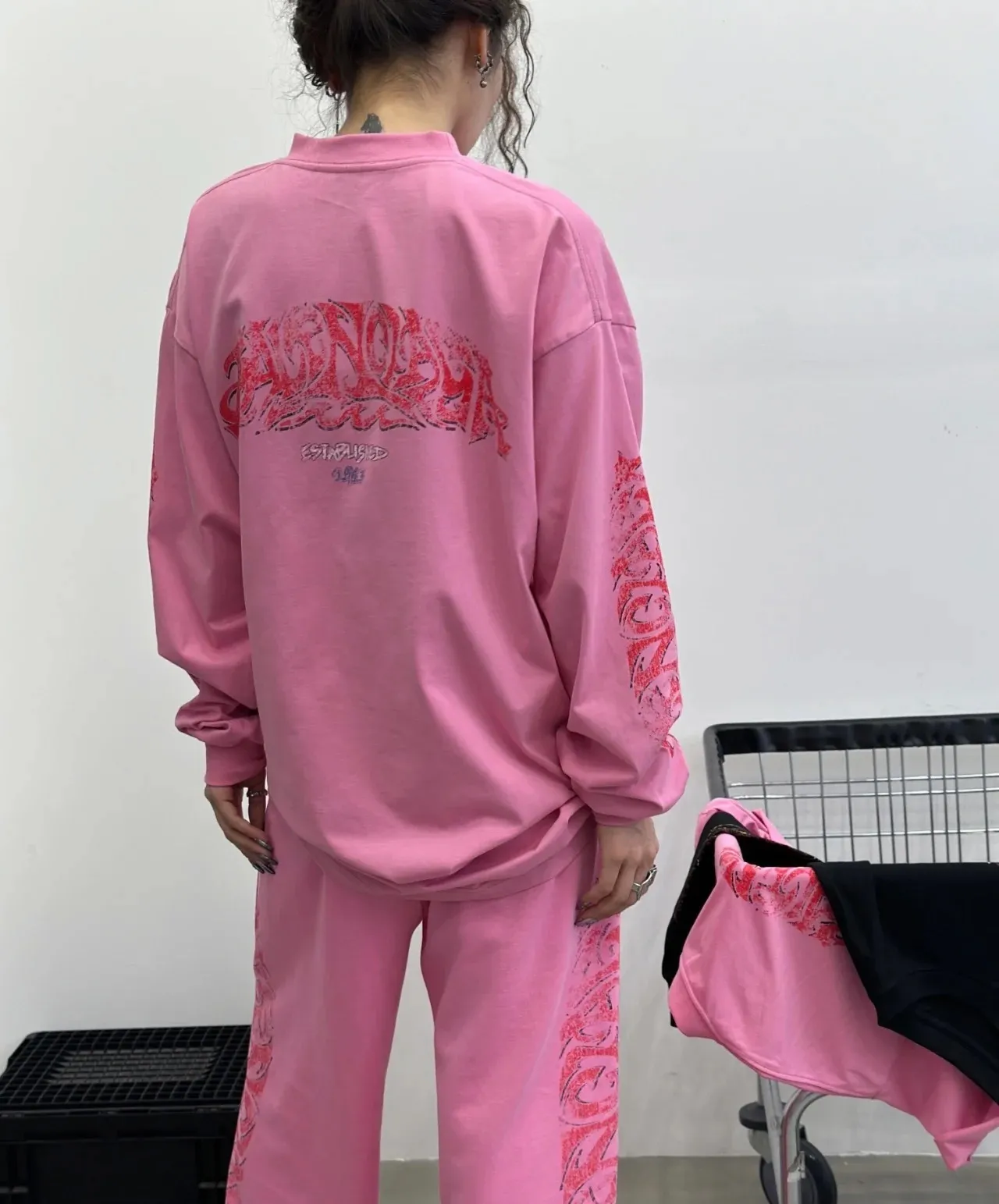 ♻️💯Reference model picture for the upper body❤️The top tested version of the Balenciaga Paris 24ss capsule series flame long sleeves, round neck and long sleeves. This is undoubtedly a big hit this year. The first time to buy the original version. The ghost letters on the front and back are printed using imported Kornit machine direct printing technology. Exclusively matched 32 smooth plain double yarns/300g fabric. Using dot printing technology, the printed images have the characteristics of rich layers, strong three-dimensionality and lifelike colors. The dot paste has excellent fastness and soft feel and does not block the screen. Offshore large-profile long and short-sleeved sweatshirts and sweatpants, retro and old graffiti logo are versatile and good-looking ·Oversized version ·Round neck ·Short sleeves The front, back and sleeves are decorated with offshore artwork prints Washed faded effect Color Green gray Old pink Size:S~L P:320
