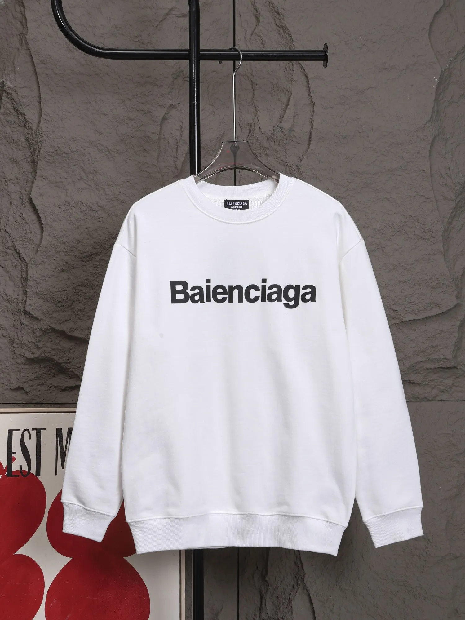 🅿️270 High-quality Paris round-neck sweatshirt, model number B22 * Made of 450 custom-woven and dyed high-gram weight tripe pure cotton sweatshirt fabric. The fabric feels thick and has a certain sense of self-weight. The bottom has a dense and rough terry texture, which is close to the skin and has excellent warmth retention. You will not feel any discomfort at all! *The thick pattern on the front chest is clear in color, and the back printing adds special pattern lines that are smooth and smooth without falling off and deforming when washed *This design is based on classics and simply and clearly shows the brand's high-end luxury identity. Same style for men and women 𝐂𝐎𝐋𝐎𝐔𝐑: black, white 𝐒𝐈𝐙𝐄: S- xl