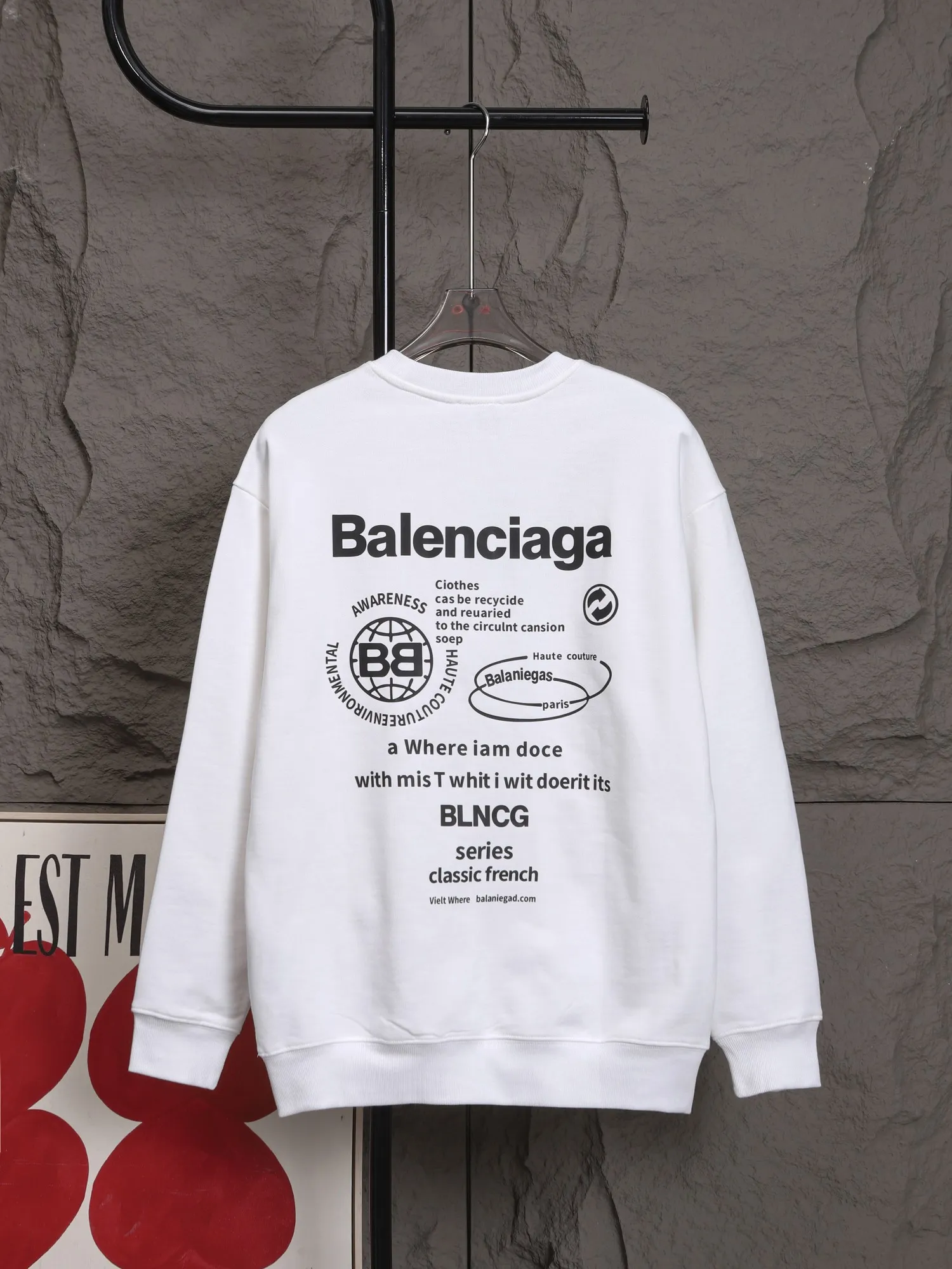 🅿️270 High-quality Paris round-neck sweatshirt, model number B22 * Made of 450 custom-woven and dyed high-gram weight tripe pure cotton sweatshirt fabric. The fabric feels thick and has a certain sense of self-weight. The bottom has a dense and rough terry texture, which is close to the skin and has excellent warmth retention. You will not feel any discomfort at all! *The thick pattern on the front chest is clear in color, and the back printing adds special pattern lines that are smooth and smooth without falling off and deforming when washed *This design is based on classics and simply and clearly shows the brand's high-end luxury identity. Same style for men and women 𝐂𝐎𝐋𝐎𝐔𝐑: black, white 𝐒𝐈𝐙𝐄: S- xl