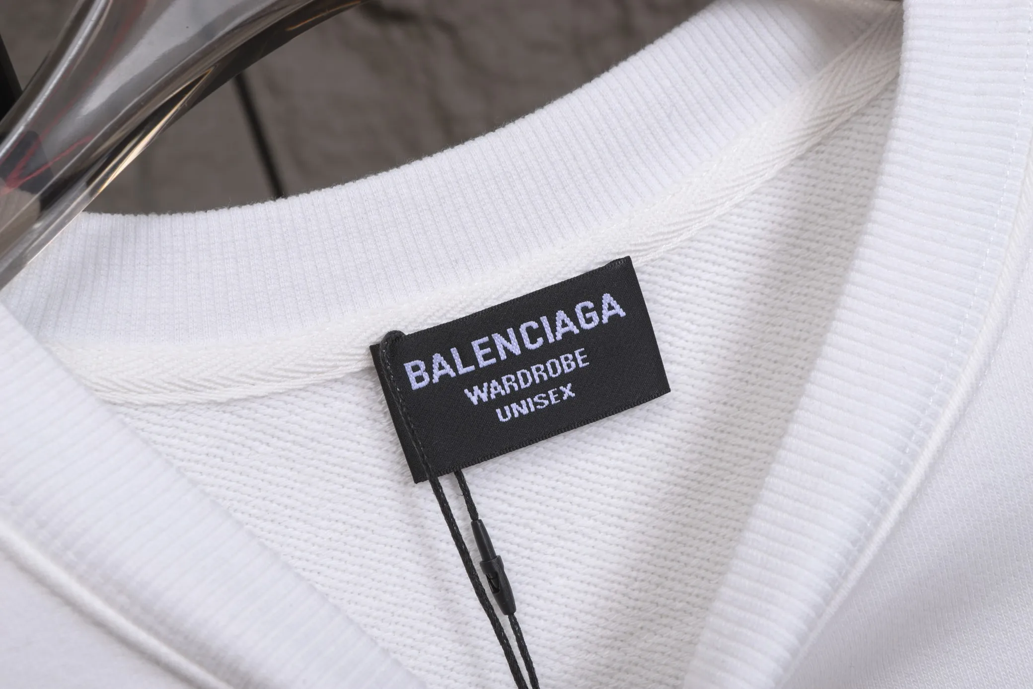 🅿️270 High-quality Paris round-neck sweatshirt, model number B22 * Made of 450 custom-woven and dyed high-gram weight tripe pure cotton sweatshirt fabric. The fabric feels thick and has a certain sense of self-weight. The bottom has a dense and rough terry texture, which is close to the skin and has excellent warmth retention. You will not feel any discomfort at all! *The thick pattern on the front chest is clear in color, and the back printing adds special pattern lines that are smooth and smooth without falling off and deforming when washed *This design is based on classics and simply and clearly shows the brand's high-end luxury identity. Same style for men and women 𝐂𝐎𝐋𝐎𝐔𝐑: black, white 𝐒𝐈𝐙𝐄: S- xl