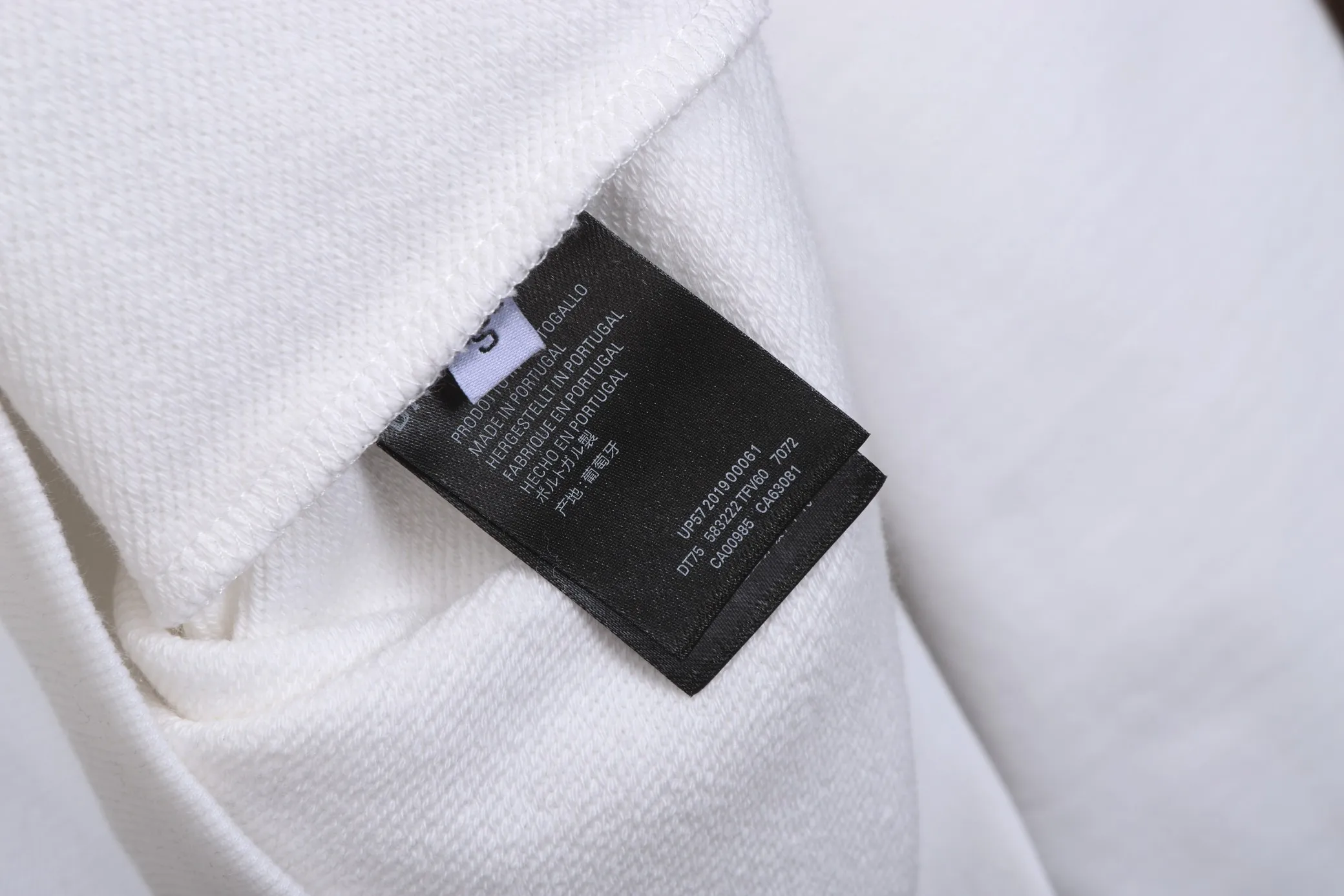 🅿️270 High-quality Paris round-neck sweatshirt, model number B22 * Made of 450 custom-woven and dyed high-gram weight tripe pure cotton sweatshirt fabric. The fabric feels thick and has a certain sense of self-weight. The bottom has a dense and rough terry texture, which is close to the skin and has excellent warmth retention. You will not feel any discomfort at all! *The thick pattern on the front chest is clear in color, and the back printing adds special pattern lines that are smooth and smooth without falling off and deforming when washed *This design is based on classics and simply and clearly shows the brand's high-end luxury identity. Same style for men and women 𝐂𝐎𝐋𝐎𝐔𝐑: black, white 𝐒𝐈𝐙𝐄: S- xl