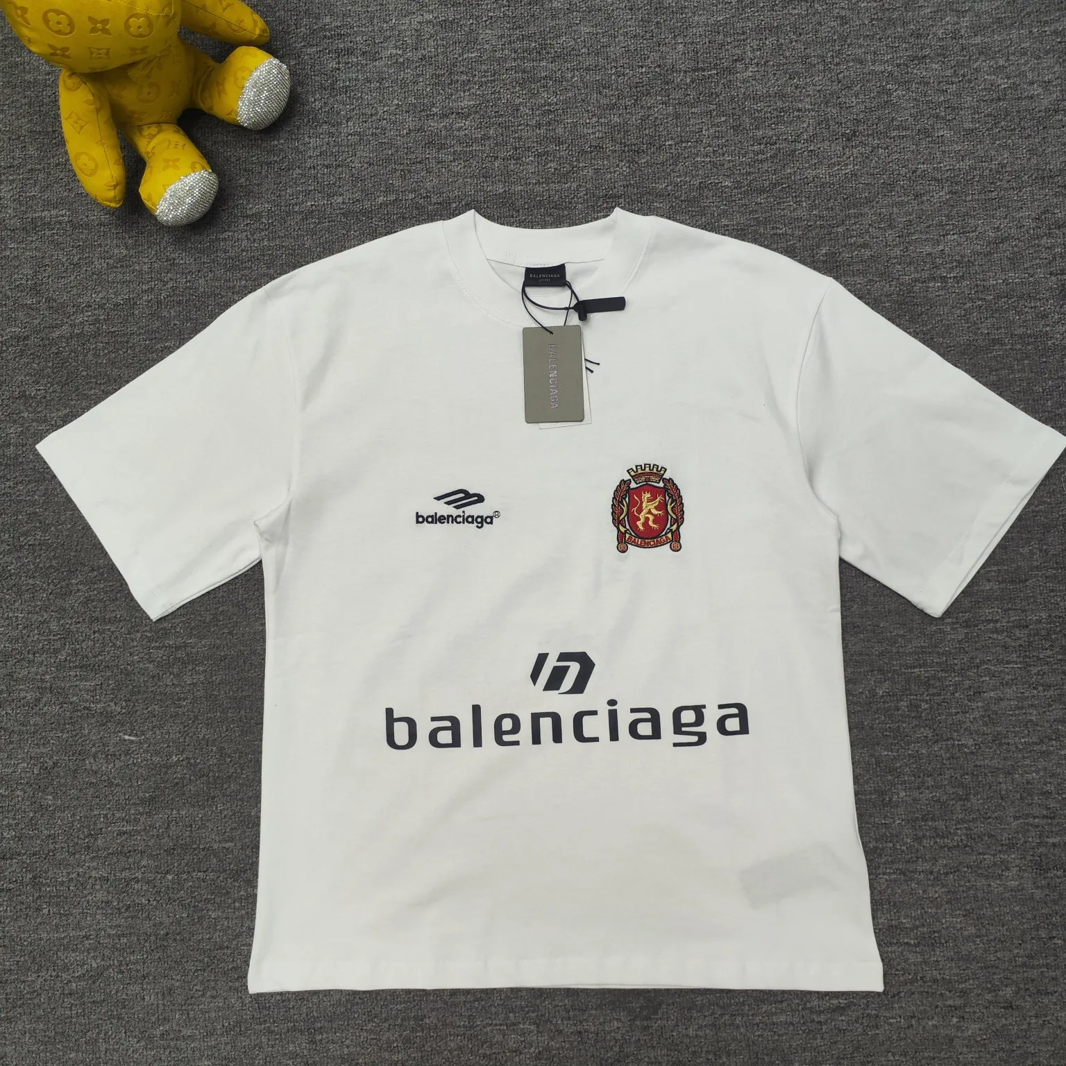 The top version of BALENCIAGA Paris ##24ss Paris Manchester United joint football No. 10 embroidered printed short-sleeve#, the official original version, customized 32-count double yarn pure cotton fabric, weighing 280g, soft and delicate to the touch and solid than ordinary cotton fabrics, comfortable, breathable and not easily deformed. The front and rear panels use imported glue screen printing technology + the front panel adopts imported Tajima embroidery machine matte light heavy embroidery technology to distinguish market currency, the original accessories are complete with three standards, no pressure when entering and exiting the counter. Size: XS - L Color: Black White P:300