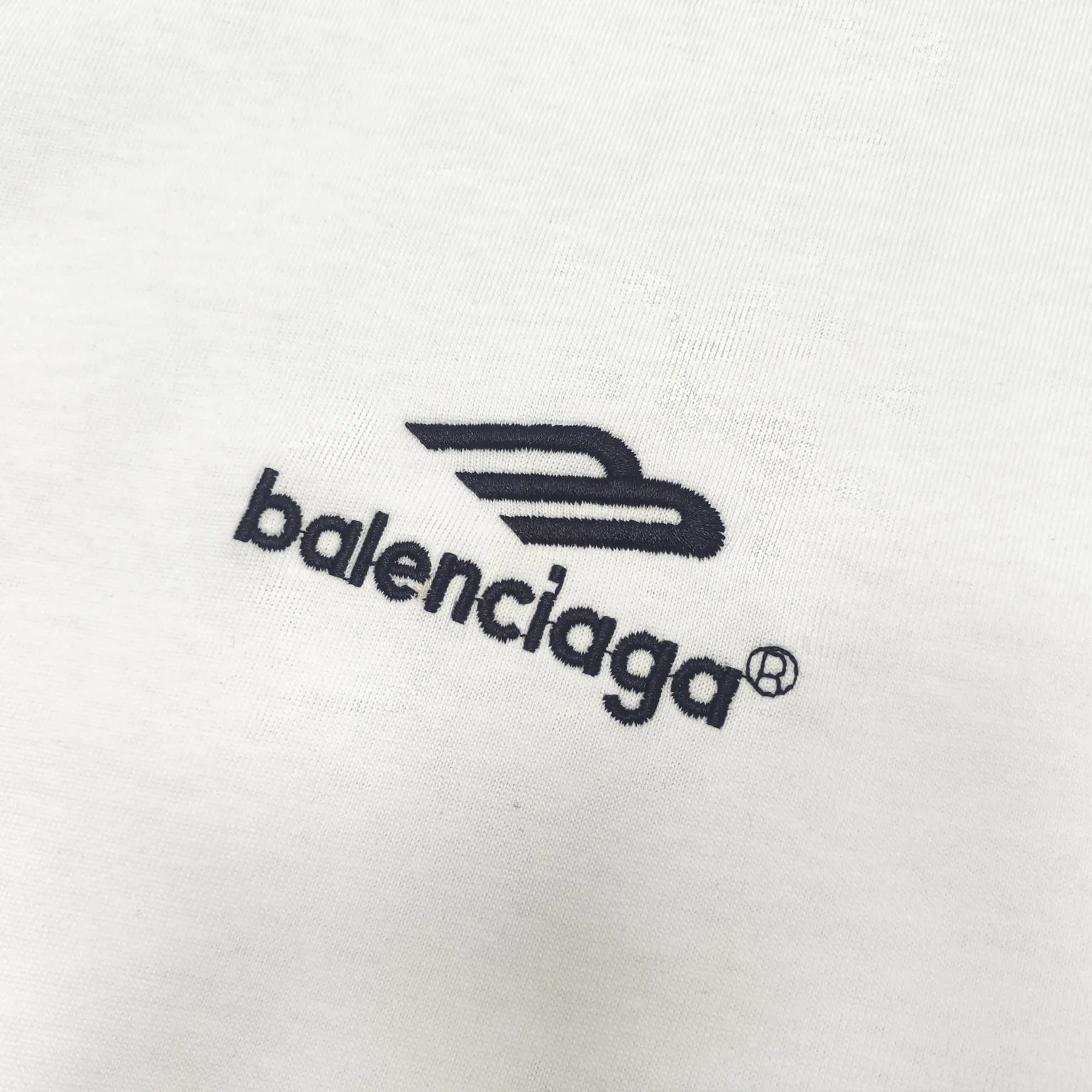 The top version of BALENCIAGA Paris ##24ss Paris Manchester United joint football No. 10 embroidered printed short-sleeve#, the official original version, customized 32-count double yarn pure cotton fabric, weighing 280g, soft and delicate to the touch and solid than ordinary cotton fabrics, comfortable, breathable and not easily deformed. The front and rear panels use imported glue screen printing technology + the front panel adopts imported Tajima embroidery machine matte light heavy embroidery technology to distinguish market currency, the original accessories are complete with three standards, no pressure when entering and exiting the counter. Size: XS - L Color: Black White P:300