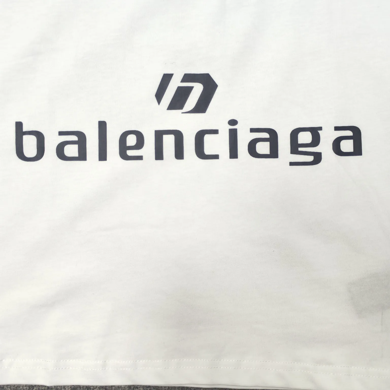The top version of BALENCIAGA Paris ##24ss Paris Manchester United joint football No. 10 embroidered printed short-sleeve#, the official original version, customized 32-count double yarn pure cotton fabric, weighing 280g, soft and delicate to the touch and solid than ordinary cotton fabrics, comfortable, breathable and not easily deformed. The front and rear panels use imported glue screen printing technology + the front panel adopts imported Tajima embroidery machine matte light heavy embroidery technology to distinguish market currency, the original accessories are complete with three standards, no pressure when entering and exiting the counter. Size: XS - L Color: Black White P:300