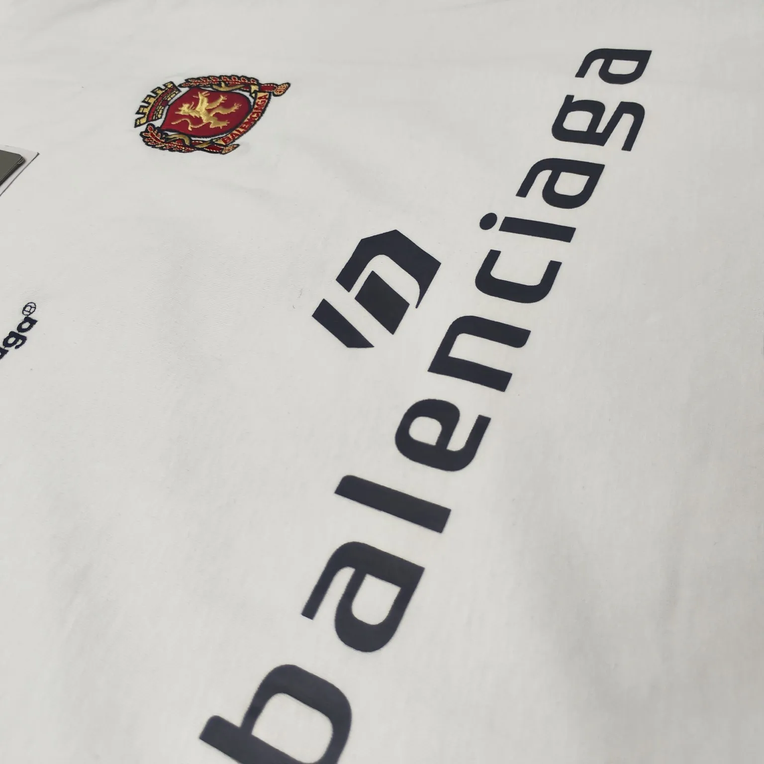 The top version of BALENCIAGA Paris ##24ss Paris Manchester United joint football No. 10 embroidered printed short-sleeve#, the official original version, customized 32-count double yarn pure cotton fabric, weighing 280g, soft and delicate to the touch and solid than ordinary cotton fabrics, comfortable, breathable and not easily deformed. The front and rear panels use imported glue screen printing technology + the front panel adopts imported Tajima embroidery machine matte light heavy embroidery technology to distinguish market currency, the original accessories are complete with three standards, no pressure when entering and exiting the counter. Size: XS - L Color: Black White P:300