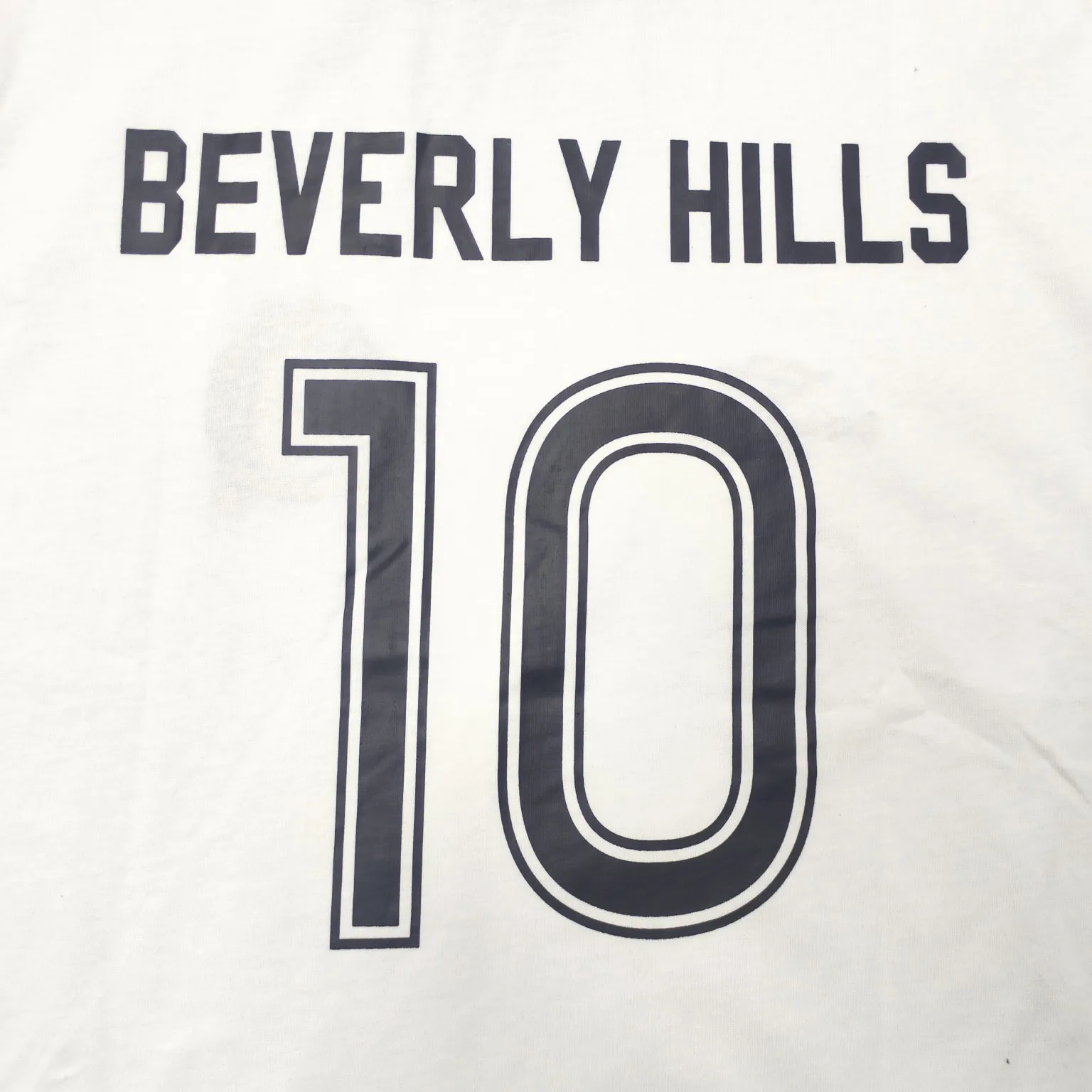 The top version of BALENCIAGA Paris ##24ss Paris Manchester United joint football No. 10 embroidered printed short-sleeve#, the official original version, customized 32-count double yarn pure cotton fabric, weighing 280g, soft and delicate to the touch and solid than ordinary cotton fabrics, comfortable, breathable and not easily deformed. The front and rear panels use imported glue screen printing technology + the front panel adopts imported Tajima embroidery machine matte light heavy embroidery technology to distinguish market currency, the original accessories are complete with three standards, no pressure when entering and exiting the counter. Size: XS - L Color: Black White P:300