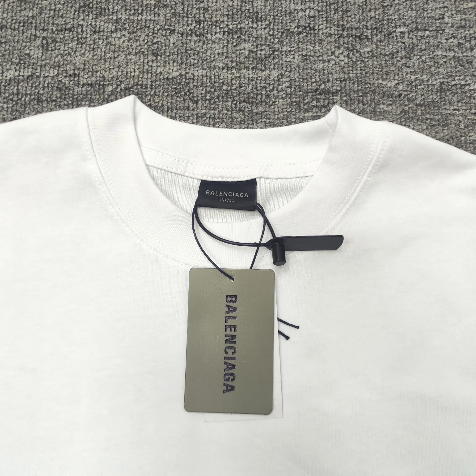 The top version of BALENCIAGA Paris ##24ss Paris Manchester United joint football No. 10 embroidered printed short-sleeve#, the official original version, customized 32-count double yarn pure cotton fabric, weighing 280g, soft and delicate to the touch and solid than ordinary cotton fabrics, comfortable, breathable and not easily deformed. The front and rear panels use imported glue screen printing technology + the front panel adopts imported Tajima embroidery machine matte light heavy embroidery technology to distinguish market currency, the original accessories are complete with three standards, no pressure when entering and exiting the counter. Size: XS - L Color: Black White P:300