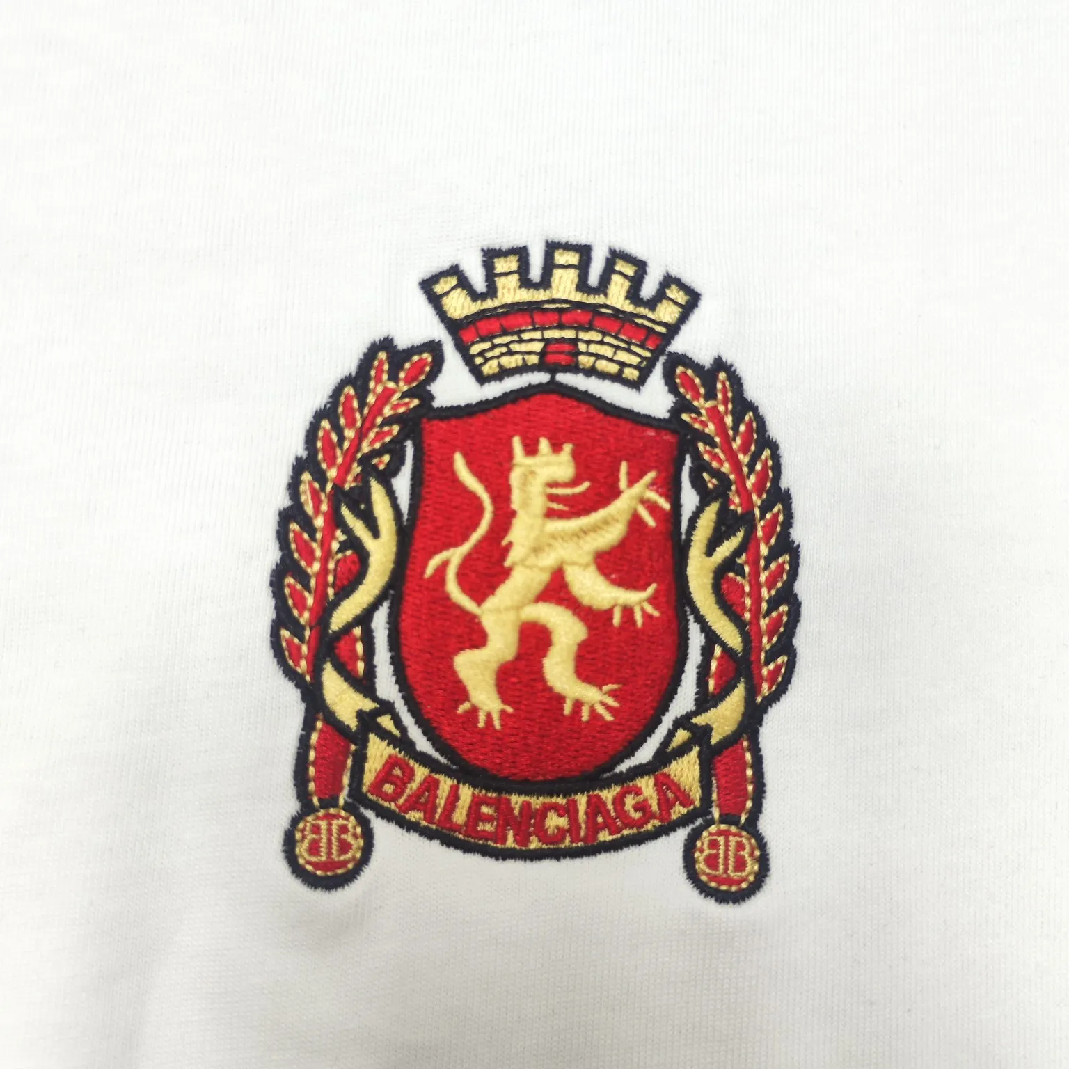 The top version of BALENCIAGA Paris ##24ss Paris Manchester United joint football No. 10 embroidered printed short-sleeve#, the official original version, customized 32-count double yarn pure cotton fabric, weighing 280g, soft and delicate to the touch and solid than ordinary cotton fabrics, comfortable, breathable and not easily deformed. The front and rear panels use imported glue screen printing technology + the front panel adopts imported Tajima embroidery machine matte light heavy embroidery technology to distinguish market currency, the original accessories are complete with three standards, no pressure when entering and exiting the counter. Size: XS - L Color: Black White P:300