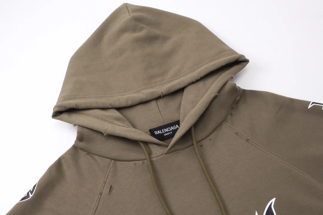 🅿️316 Detailed picture [Top version. Official website quality] BALENCI*GA/Paris. Classic model. 23SS#BALENCI*GA# Ready-to-wear distressed. Hand-worn. Hand-painted, limited edition rock band printed hooded long-sleeved sweatshirt. Autumn and winter brick cabinet synchronization. The fabric is made of Paris ZP custom-woven and dyed cotton sweatshirt. The net weight is 450 grams. The cloth surface is clean. The cloth pattern is clear, soft and comfortable. The threads are woven and dyed with no color difference. The classic letter LOGO uses precision stencils, imported environmentally friendly rubber paddles, and crackle printing, with a three-dimensional effect. The hem is hand-painted, restoring the brick cabinet, and the version adopts the OS loose shoulder style. Same style for men and women. Code: BL238057 Color: black, coffee, beige. Size: XS S M L