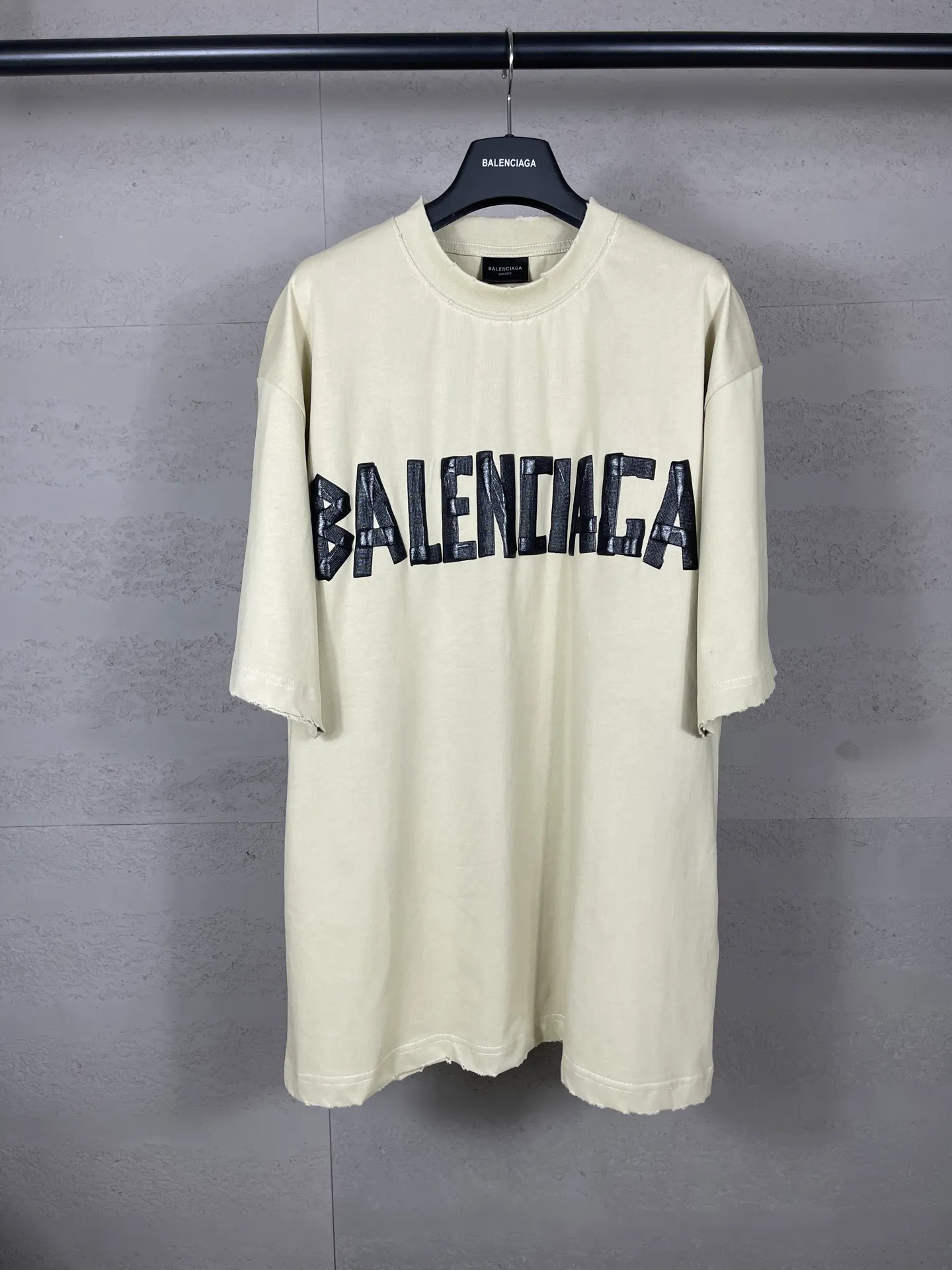 🅿️194 Actual pictures [Top version. Official website quality] BALENCI*GA/Paris. 25ss latest classic. Masking tape printing. Ready-to-wear washed and frayed short-sleeved T-shirt. Brick cabinet synchronization. The fabric is made of Paris ZP custom-woven and dyed 100% cotton double yarn compact cotton. The weight is 260 grams, the cloth surface is clean. The cloth pattern is clear, soft and comfortable, and the thread is dyed with no color difference. The classic pattern is printed with environmentally friendly imported materials, and the tape pattern is glued. The letters are clear and the effect is three-dimensional. Restored brick cabinet. The garments were washed and aged, and polished by many hands. Produced by ultra-heavy craftsmanship, the market currency is very different, welcome to compare. The version adopts OS loose shoulder design. The same style for men and women. Code: BL253383 Color: black blue, plum red, khaki Size: XS S M L