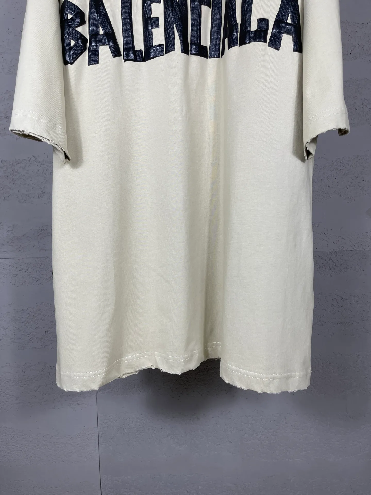 🅿️194 Actual pictures [Top version. Official website quality] BALENCI*GA/Paris. 25ss latest classic. Masking tape printing. Ready-to-wear washed and frayed short-sleeved T-shirt. Brick cabinet synchronization. The fabric is made of Paris ZP custom-woven and dyed 100% cotton double yarn compact cotton. The weight is 260 grams, the cloth surface is clean. The cloth pattern is clear, soft and comfortable, and the thread is dyed with no color difference. The classic pattern is printed with environmentally friendly imported materials, and the tape pattern is glued. The letters are clear and the effect is three-dimensional. Restored brick cabinet. The garments were washed and aged, and polished by many hands. Produced by ultra-heavy craftsmanship, the market currency is very different, welcome to compare. The version adopts OS loose shoulder design. The same style for men and women. Code: BL253383 Color: black blue, plum red, khaki Size: XS S M L