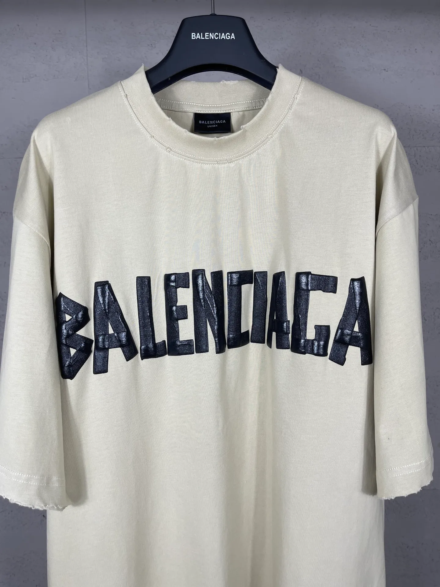 🅿️194 Actual pictures [Top version. Official website quality] BALENCI*GA/Paris. 25ss latest classic. Masking tape printing. Ready-to-wear washed and frayed short-sleeved T-shirt. Brick cabinet synchronization. The fabric is made of Paris ZP custom-woven and dyed 100% cotton double yarn compact cotton. The weight is 260 grams, the cloth surface is clean. The cloth pattern is clear, soft and comfortable, and the thread is dyed with no color difference. The classic pattern is printed with environmentally friendly imported materials, and the tape pattern is glued. The letters are clear and the effect is three-dimensional. Restored brick cabinet. The garments were washed and aged, and polished by many hands. Produced by ultra-heavy craftsmanship, the market currency is very different, welcome to compare. The version adopts OS loose shoulder design. The same style for men and women. Code: BL253383 Color: black blue, plum red, khaki Size: XS S M L