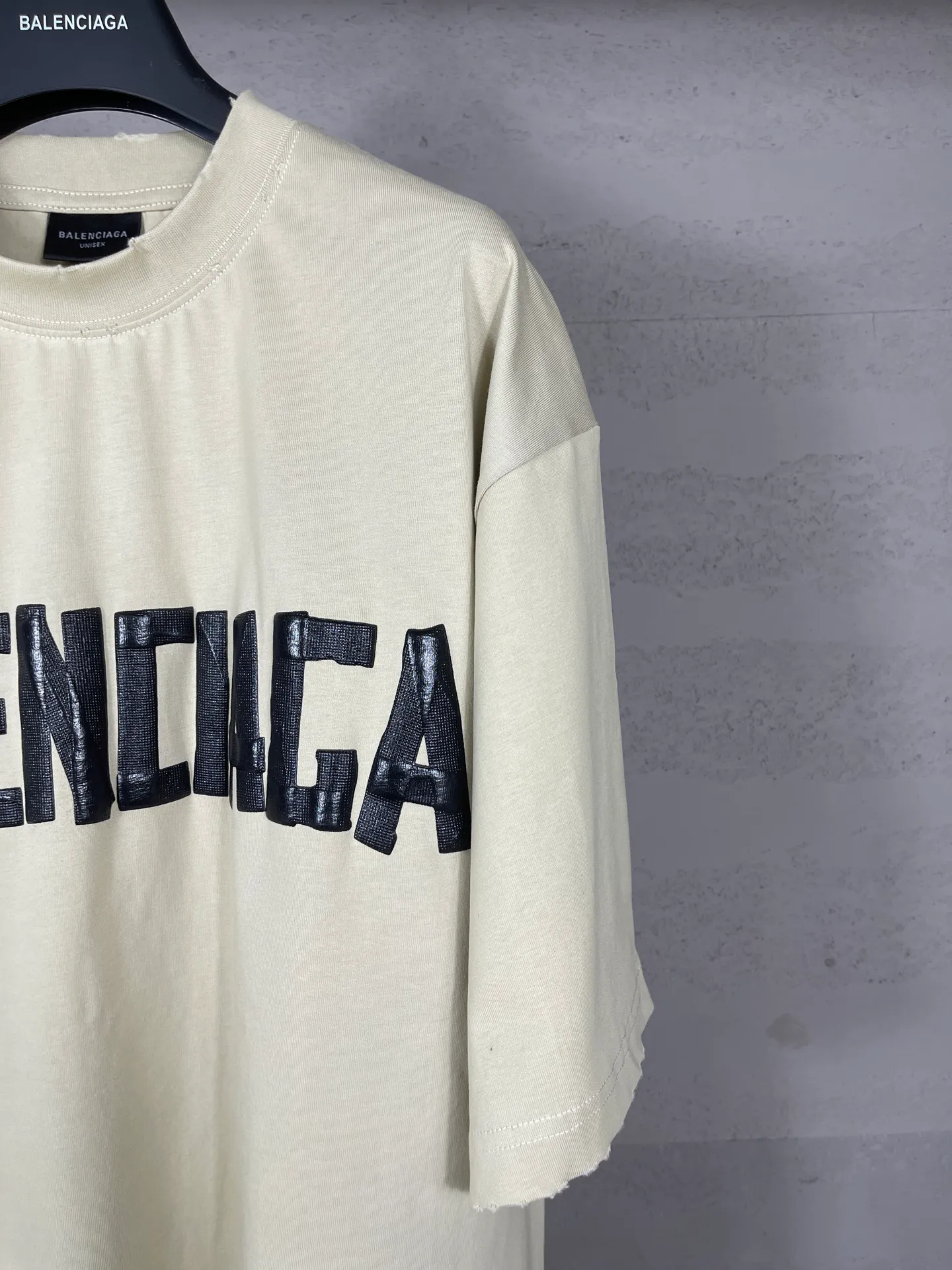 🅿️194 Actual pictures [Top version. Official website quality] BALENCI*GA/Paris. 25ss latest classic. Masking tape printing. Ready-to-wear washed and frayed short-sleeved T-shirt. Brick cabinet synchronization. The fabric is made of Paris ZP custom-woven and dyed 100% cotton double yarn compact cotton. The weight is 260 grams, the cloth surface is clean. The cloth pattern is clear, soft and comfortable, and the thread is dyed with no color difference. The classic pattern is printed with environmentally friendly imported materials, and the tape pattern is glued. The letters are clear and the effect is three-dimensional. Restored brick cabinet. The garments were washed and aged, and polished by many hands. Produced by ultra-heavy craftsmanship, the market currency is very different, welcome to compare. The version adopts OS loose shoulder design. The same style for men and women. Code: BL253383 Color: black blue, plum red, khaki Size: XS S M L