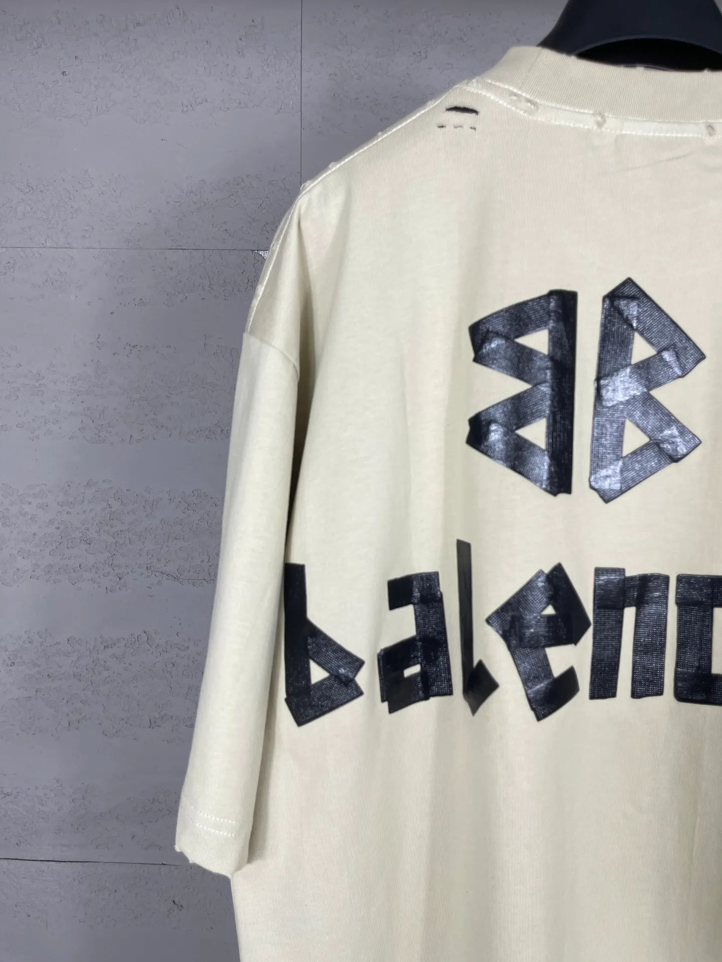 🅿️194 Actual pictures [Top version. Official website quality] BALENCI*GA/Paris. 25ss latest classic. Masking tape printing. Ready-to-wear washed and frayed short-sleeved T-shirt. Brick cabinet synchronization. The fabric is made of Paris ZP custom-woven and dyed 100% cotton double yarn compact cotton. The weight is 260 grams, the cloth surface is clean. The cloth pattern is clear, soft and comfortable, and the thread is dyed with no color difference. The classic pattern is printed with environmentally friendly imported materials, and the tape pattern is glued. The letters are clear and the effect is three-dimensional. Restored brick cabinet. The garments were washed and aged, and polished by many hands. Produced by ultra-heavy craftsmanship, the market currency is very different, welcome to compare. The version adopts OS loose shoulder design. The same style for men and women. Code: BL253383 Color: black blue, plum red, khaki Size: XS S M L