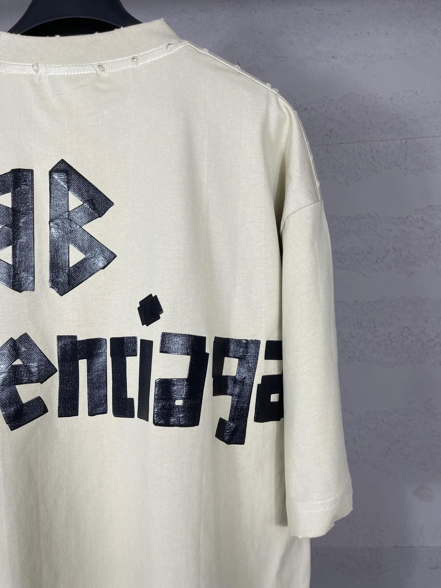 🅿️194 Actual pictures [Top version. Official website quality] BALENCI*GA/Paris. 25ss latest classic. Masking tape printing. Ready-to-wear washed and frayed short-sleeved T-shirt. Brick cabinet synchronization. The fabric is made of Paris ZP custom-woven and dyed 100% cotton double yarn compact cotton. The weight is 260 grams, the cloth surface is clean. The cloth pattern is clear, soft and comfortable, and the thread is dyed with no color difference. The classic pattern is printed with environmentally friendly imported materials, and the tape pattern is glued. The letters are clear and the effect is three-dimensional. Restored brick cabinet. The garments were washed and aged, and polished by many hands. Produced by ultra-heavy craftsmanship, the market currency is very different, welcome to compare. The version adopts OS loose shoulder design. The same style for men and women. Code: BL253383 Color: black blue, plum red, khaki Size: XS S M L