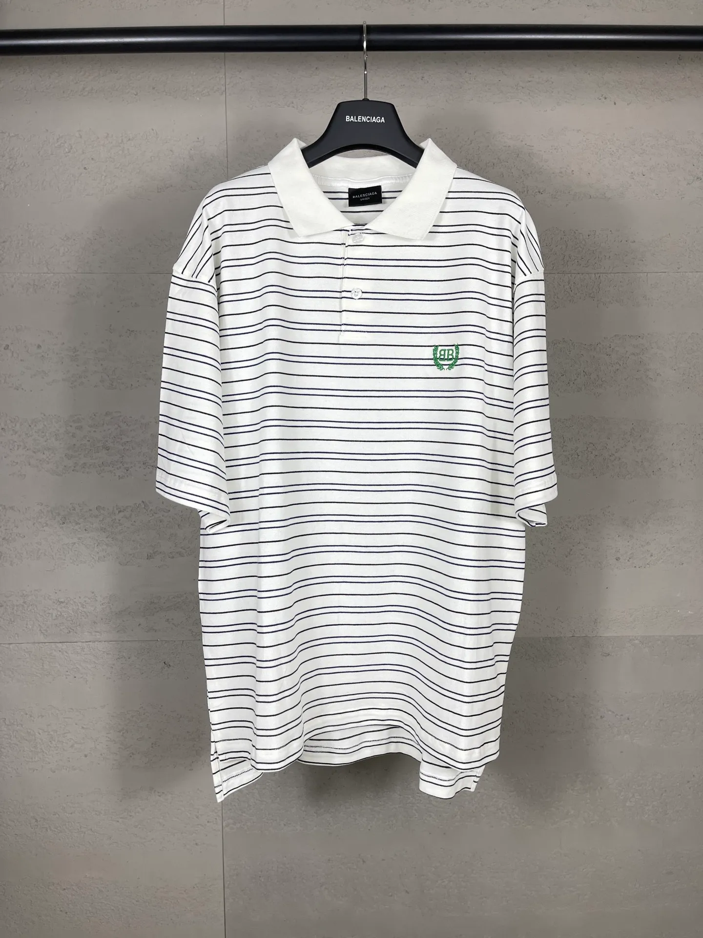 🅿️220 real photos [Top version. Official website quality] BALENCI*GA/Paris #2025 new simple striped chest embroidered POLO shirt, full of design, seamless side strips, heavy production.  Welcome to compare. The fabric is made of Paris ZP custom-woven and dyed cotton pique, with a weight of 260 grams. The cloth surface is clean. The cloth pattern is clear, soft and comfortable. The threads are woven and dyed with no color difference. The embroidered LOGO is embroidered using imported Tajima embroidery machine. The effect is three-dimensional. Restore brick cabinet, adopt OS loose shoulder style. Same style for men and women. Code: BL252206 Color: blue, white Size: XS S M L