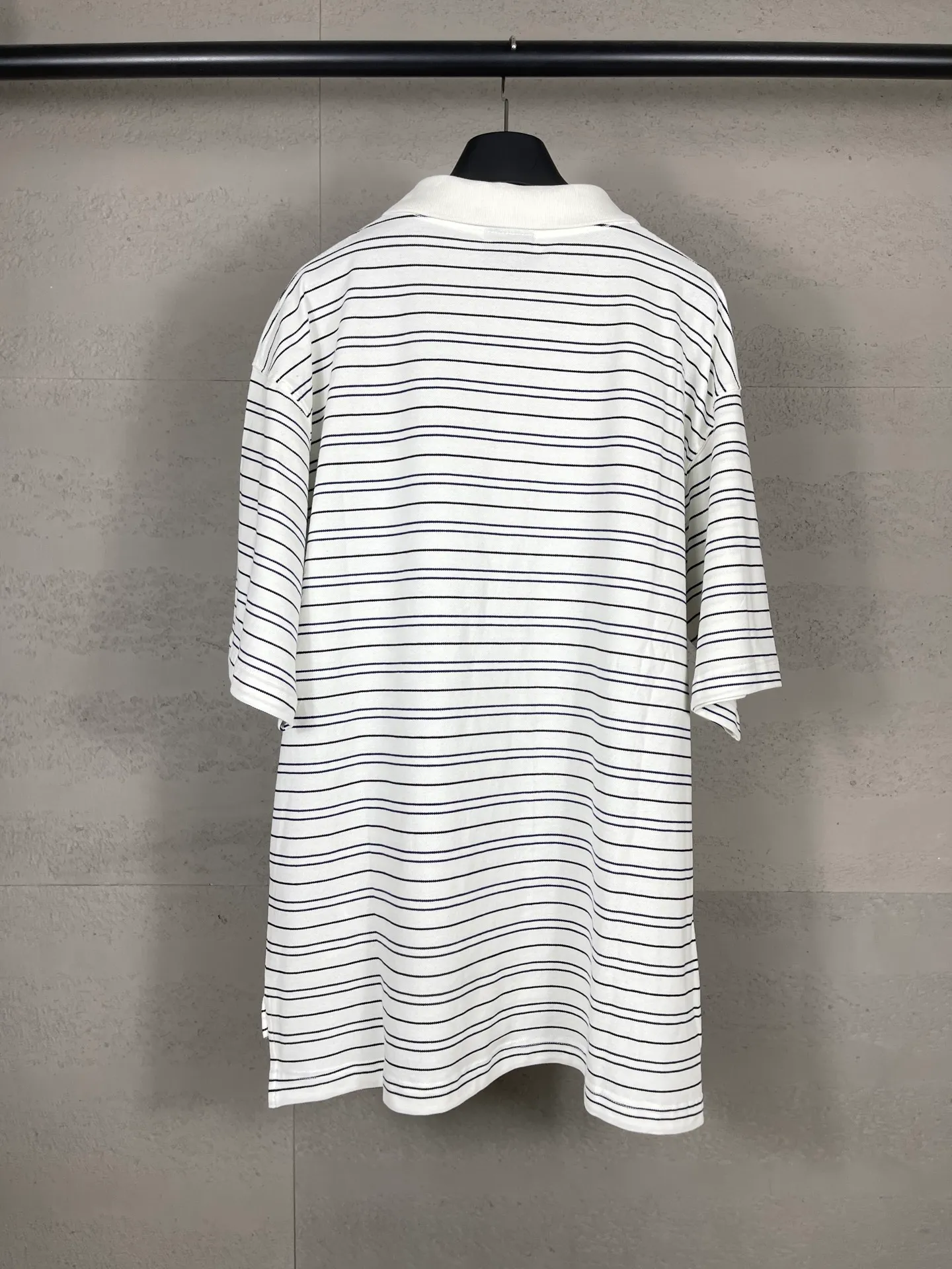 🅿️220 real photos [Top version. Official website quality] BALENCI*GA/Paris #2025 new simple striped chest embroidered POLO shirt, full of design, seamless side strips, heavy production.  Welcome to compare. The fabric is made of Paris ZP custom-woven and dyed cotton pique, with a weight of 260 grams. The cloth surface is clean. The cloth pattern is clear, soft and comfortable. The threads are woven and dyed with no color difference. The embroidered LOGO is embroidered using imported Tajima embroidery machine. The effect is three-dimensional. Restore brick cabinet, adopt OS loose shoulder style. Same style for men and women. Code: BL252206 Color: blue, white Size: XS S M L