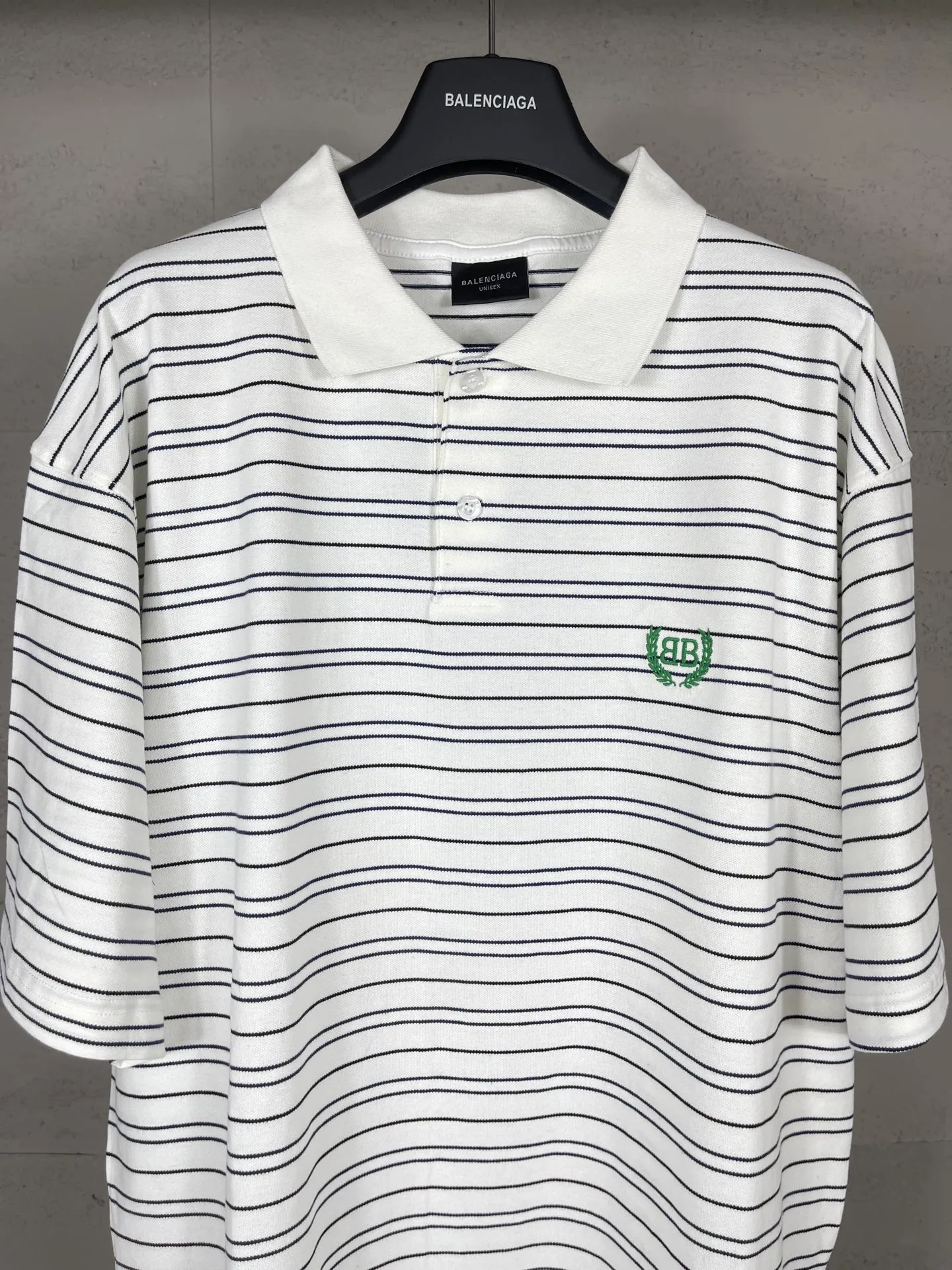 🅿️220 real photos [Top version. Official website quality] BALENCI*GA/Paris #2025 new simple striped chest embroidered POLO shirt, full of design, seamless side strips, heavy production.  Welcome to compare. The fabric is made of Paris ZP custom-woven and dyed cotton pique, with a weight of 260 grams. The cloth surface is clean. The cloth pattern is clear, soft and comfortable. The threads are woven and dyed with no color difference. The embroidered LOGO is embroidered using imported Tajima embroidery machine. The effect is three-dimensional. Restore brick cabinet, adopt OS loose shoulder style. Same style for men and women. Code: BL252206 Color: blue, white Size: XS S M L