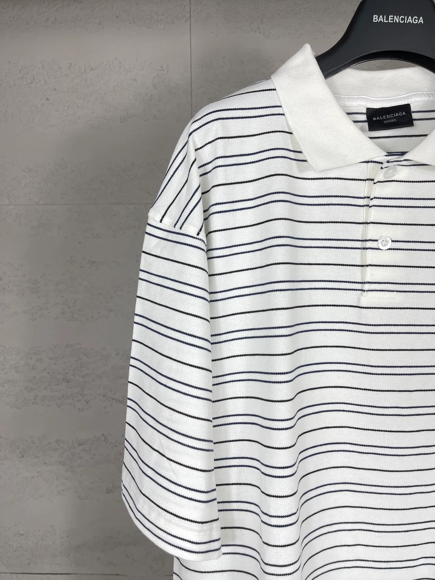 🅿️220 real photos [Top version. Official website quality] BALENCI*GA/Paris #2025 new simple striped chest embroidered POLO shirt, full of design, seamless side strips, heavy production.  Welcome to compare. The fabric is made of Paris ZP custom-woven and dyed cotton pique, with a weight of 260 grams. The cloth surface is clean. The cloth pattern is clear, soft and comfortable. The threads are woven and dyed with no color difference. The embroidered LOGO is embroidered using imported Tajima embroidery machine. The effect is three-dimensional. Restore brick cabinet, adopt OS loose shoulder style. Same style for men and women. Code: BL252206 Color: blue, white Size: XS S M L