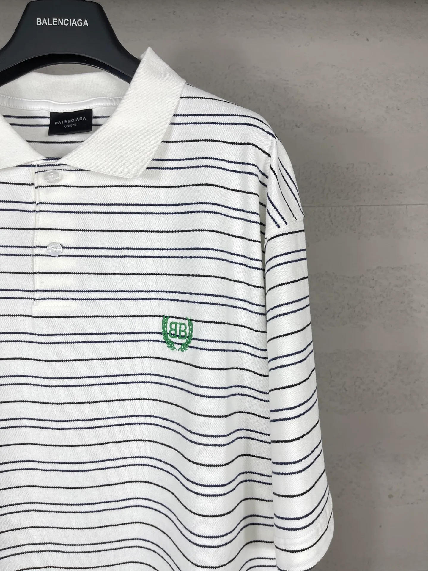 🅿️220 real photos [Top version. Official website quality] BALENCI*GA/Paris #2025 new simple striped chest embroidered POLO shirt, full of design, seamless side strips, heavy production.  Welcome to compare. The fabric is made of Paris ZP custom-woven and dyed cotton pique, with a weight of 260 grams. The cloth surface is clean. The cloth pattern is clear, soft and comfortable. The threads are woven and dyed with no color difference. The embroidered LOGO is embroidered using imported Tajima embroidery machine. The effect is three-dimensional. Restore brick cabinet, adopt OS loose shoulder style. Same style for men and women. Code: BL252206 Color: blue, white Size: XS S M L