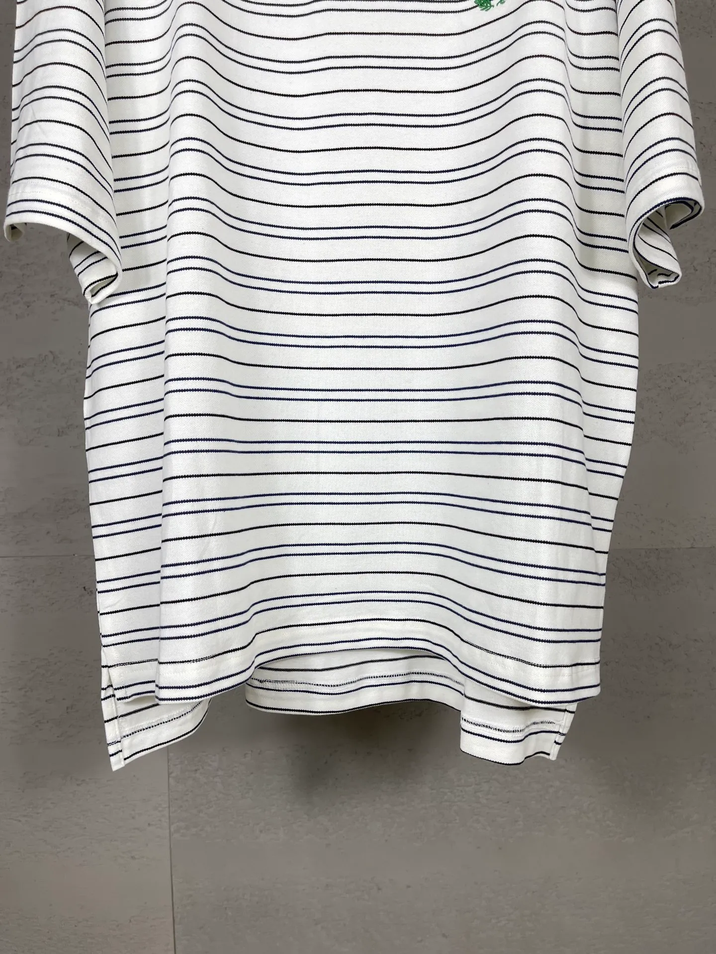 🅿️220 real photos [Top version. Official website quality] BALENCI*GA/Paris #2025 new simple striped chest embroidered POLO shirt, full of design, seamless side strips, heavy production.  Welcome to compare. The fabric is made of Paris ZP custom-woven and dyed cotton pique, with a weight of 260 grams. The cloth surface is clean. The cloth pattern is clear, soft and comfortable. The threads are woven and dyed with no color difference. The embroidered LOGO is embroidered using imported Tajima embroidery machine. The effect is three-dimensional. Restore brick cabinet, adopt OS loose shoulder style. Same style for men and women. Code: BL252206 Color: blue, white Size: XS S M L