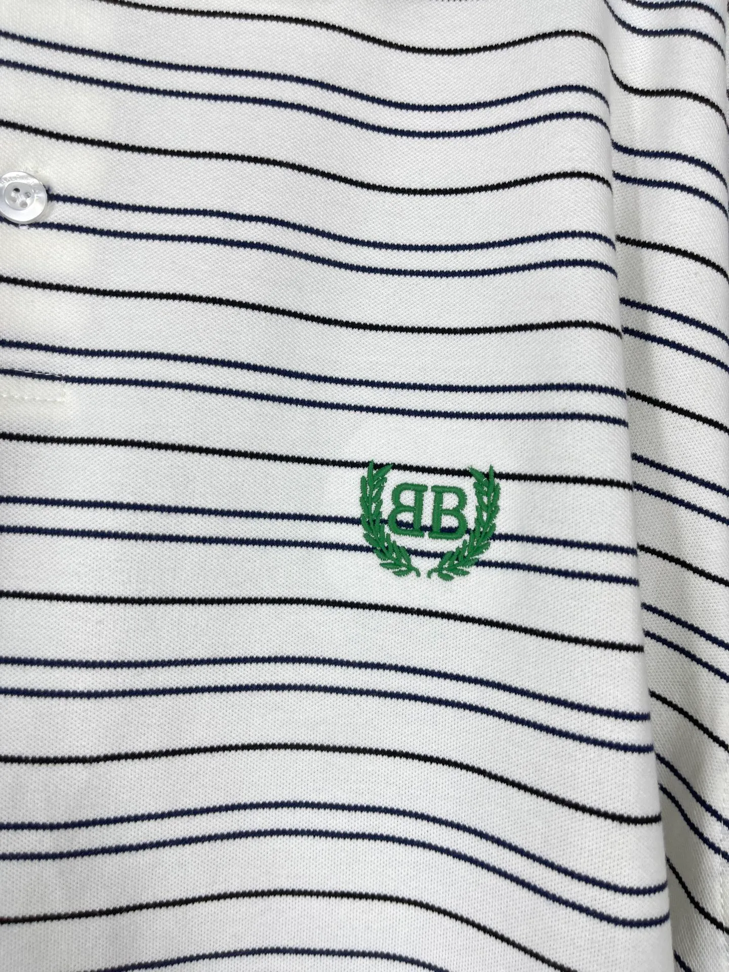 🅿️220 real photos [Top version. Official website quality] BALENCI*GA/Paris #2025 new simple striped chest embroidered POLO shirt, full of design, seamless side strips, heavy production.  Welcome to compare. The fabric is made of Paris ZP custom-woven and dyed cotton pique, with a weight of 260 grams. The cloth surface is clean. The cloth pattern is clear, soft and comfortable. The threads are woven and dyed with no color difference. The embroidered LOGO is embroidered using imported Tajima embroidery machine. The effect is three-dimensional. Restore brick cabinet, adopt OS loose shoulder style. Same style for men and women. Code: BL252206 Color: blue, white Size: XS S M L