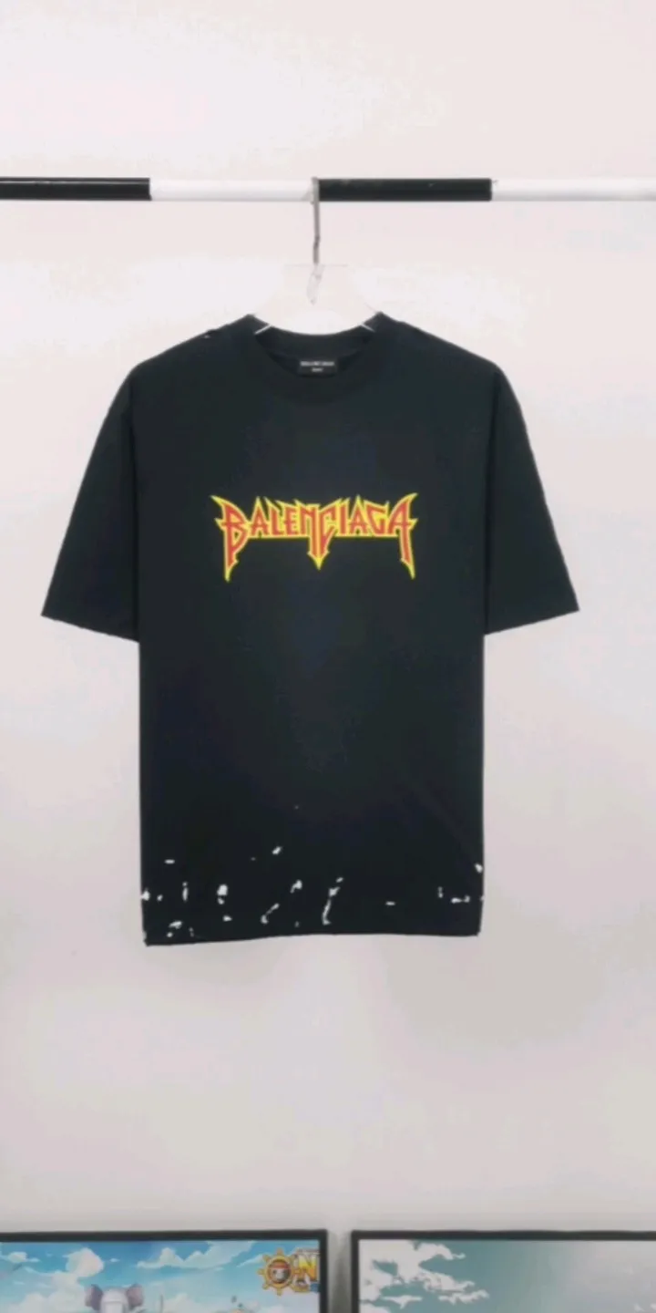 Real shot of the video————The top tested version of BALENCIAGA Balenciaga’s lightning flame burst pattern graffiti Xiao Yang’s same style pure cotton short-sleeved T-shirt for male and female couples stars. The front panel is printed with glue bursting effect. Imported transparent pulp is used to scrape the bottom to make the printing cracks feel even. You don’t have to worry about it falling off, as long as it’s not violently machine washed (it’s no problem at all to wash and dry it). The hem is artificially embellished with hand-painted prints, creating a French messy graffiti style! All holes on the body are manually worn and positioned. The holes are even and won't affect the overall structure of the clothes, and they won't get bigger with washing! The fabric is made of 260g Odel pure cotton, brand new, washed, and labeled. zp consistent synchronization. Size: XS-L Color: Silver White Blue Black P: 280