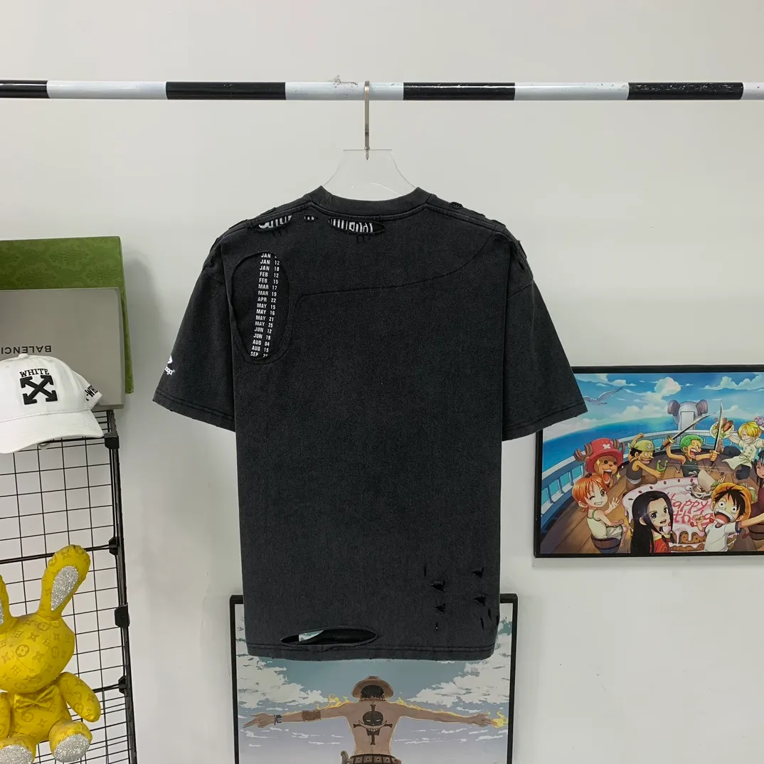 Top tested version BALENCIAGA/Balenciaga. The most hole-in-the-back pure cotton short-sleeved T-shirt for male and female couples. It seems to be a simple hole or print. In fact, it is not simple at all. 100% imported machine restoration. Details and workmanship and fabrics are consistent with the original. Guaranteed no color difference with the counter. Feel free to compare. Note that the threaded necklines are all original collars from certain countries. High wrapping. The width of the neckline and the cabinet are accurate to the millimeter. The thick neckline is not easy to deform. The collars of high-end goods are all restored to the cabinets, which distinguishes the large collars of ordinary garbage in the world. Different styles of washed wheat main wheat, including imported wheat, have different colors and codes. Really restore the counter. As we all know, Balenciaga's collar labels in each quarter have different English or colors. It distinguishes the fast food products of the world's common main wheat washed wheat. Pay attention to the workmanship. The stitches at the neckline are not folded. They are smooth and natural without overlapping lines. They are truly restored. The fabric is made of 280g Paris-specific double yarn. There is really no way to compare with the ordinary version on the market. Correct printing details Correct double yarn high weight thread Correct packaging details Color: black Size XS - L P: 290