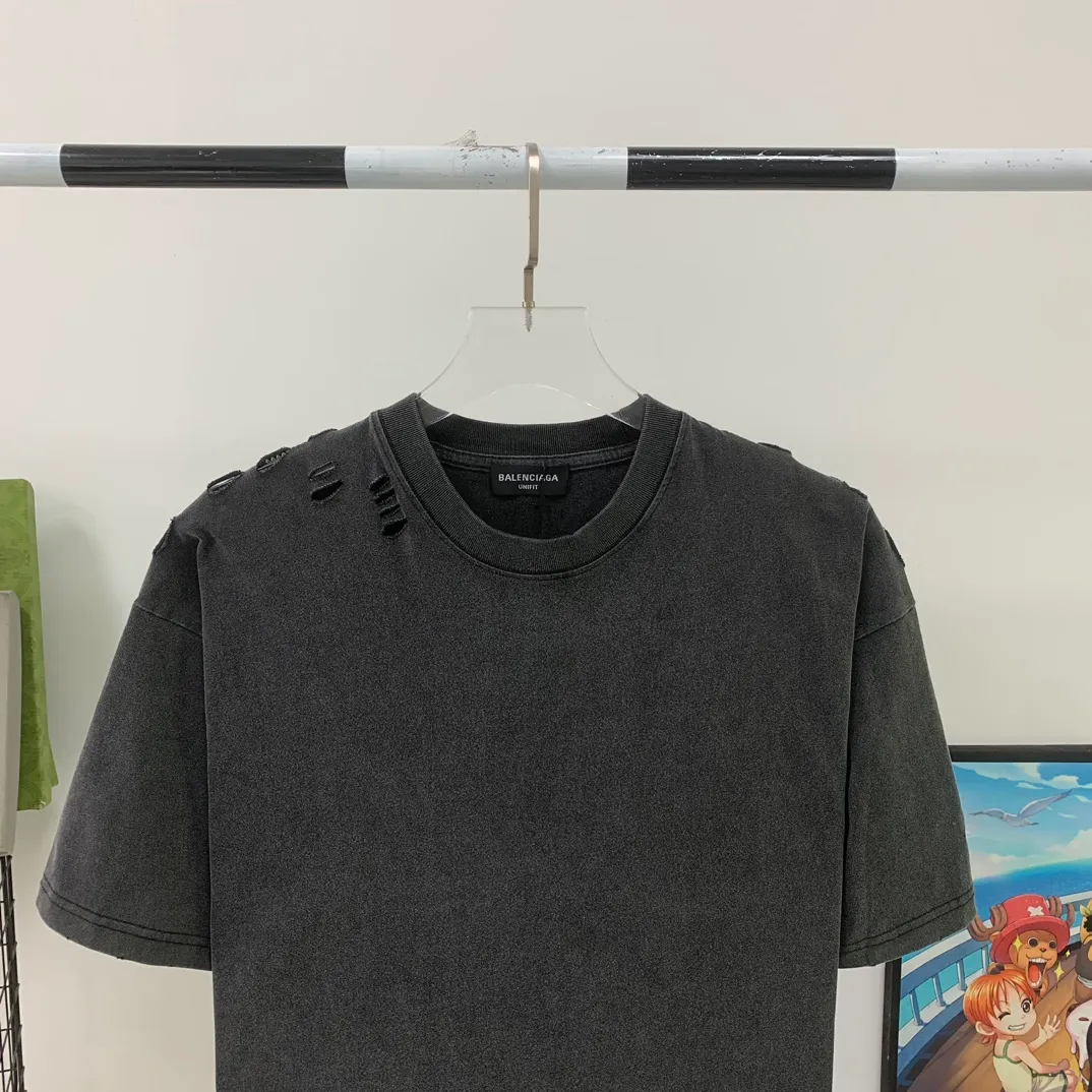 Top tested version BALENCIAGA/Balenciaga. The most hole-in-the-back pure cotton short-sleeved T-shirt for male and female couples. It seems to be a simple hole or print. In fact, it is not simple at all. 100% imported machine restoration. Details and workmanship and fabrics are consistent with the original. Guaranteed no color difference with the counter. Feel free to compare. Note that the threaded necklines are all original collars from certain countries. High wrapping. The width of the neckline and the cabinet are accurate to the millimeter. The thick neckline is not easy to deform. The collars of high-end goods are all restored to the cabinets, which distinguishes the large collars of ordinary garbage in the world. Different styles of washed wheat main wheat, including imported wheat, have different colors and codes. Really restore the counter. As we all know, Balenciaga's collar labels in each quarter have different English or colors. It distinguishes the fast food products of the world's common main wheat washed wheat. Pay attention to the workmanship. The stitches at the neckline are not folded. They are smooth and natural without overlapping lines. They are truly restored. The fabric is made of 280g Paris-specific double yarn. There is really no way to compare with the ordinary version on the market. Correct printing details Correct double yarn high weight thread Correct packaging details Color: black Size XS - L P: 290