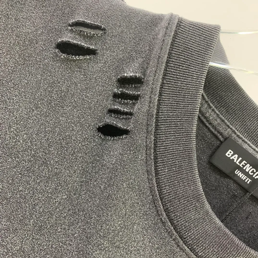 Top tested version BALENCIAGA/Balenciaga. The most hole-in-the-back pure cotton short-sleeved T-shirt for male and female couples. It seems to be a simple hole or print. In fact, it is not simple at all. 100% imported machine restoration. Details and workmanship and fabrics are consistent with the original. Guaranteed no color difference with the counter. Feel free to compare. Note that the threaded necklines are all original collars from certain countries. High wrapping. The width of the neckline and the cabinet are accurate to the millimeter. The thick neckline is not easy to deform. The collars of high-end goods are all restored to the cabinets, which distinguishes the large collars of ordinary garbage in the world. Different styles of washed wheat main wheat, including imported wheat, have different colors and codes. Really restore the counter. As we all know, Balenciaga's collar labels in each quarter have different English or colors. It distinguishes the fast food products of the world's common main wheat washed wheat. Pay attention to the workmanship. The stitches at the neckline are not folded. They are smooth and natural without overlapping lines. They are truly restored. The fabric is made of 280g Paris-specific double yarn. There is really no way to compare with the ordinary version on the market. Correct printing details Correct double yarn high weight thread Correct packaging details Color: black Size XS - L P: 290
