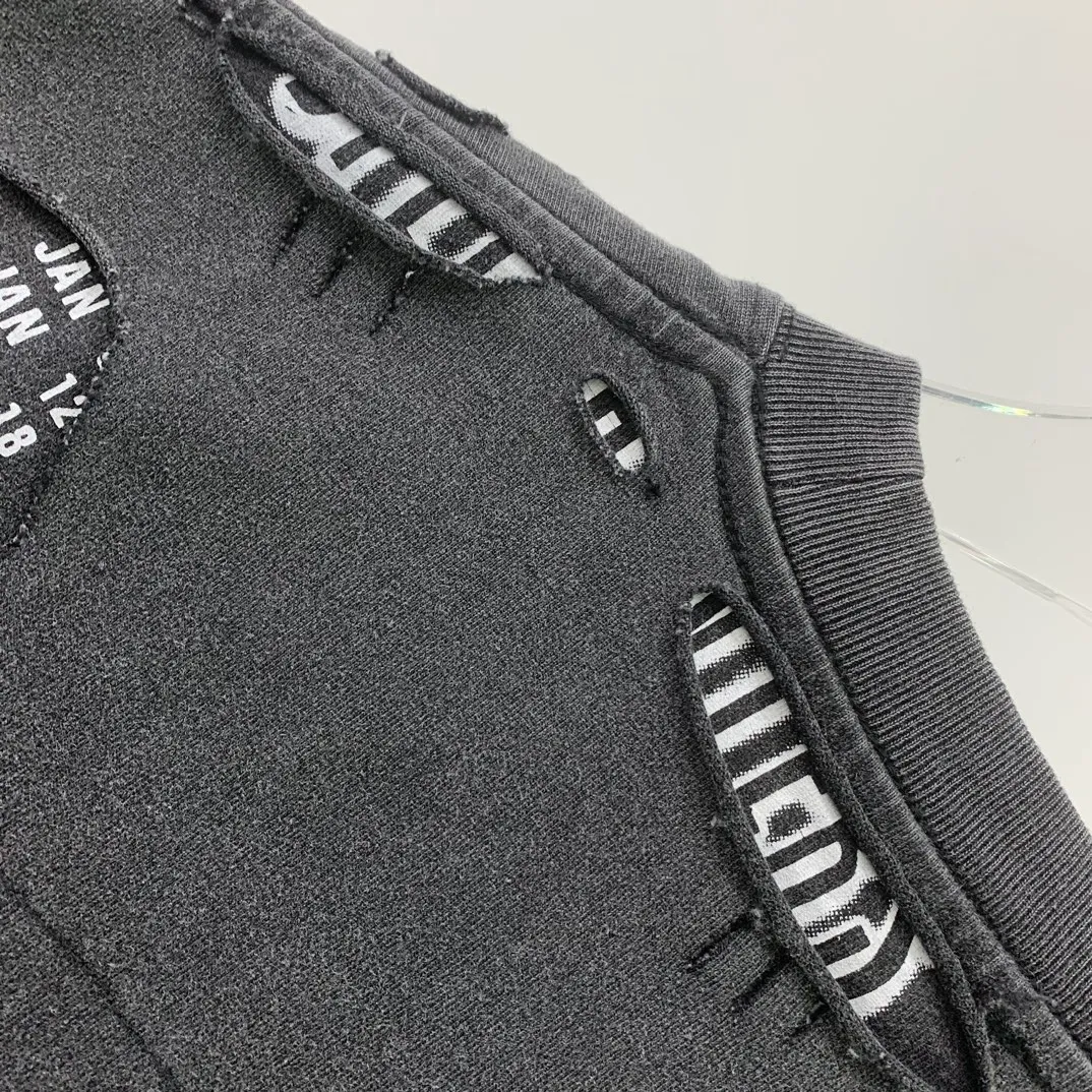 Top tested version BALENCIAGA/Balenciaga. The most hole-in-the-back pure cotton short-sleeved T-shirt for male and female couples. It seems to be a simple hole or print. In fact, it is not simple at all. 100% imported machine restoration. Details and workmanship and fabrics are consistent with the original. Guaranteed no color difference with the counter. Feel free to compare. Note that the threaded necklines are all original collars from certain countries. High wrapping. The width of the neckline and the cabinet are accurate to the millimeter. The thick neckline is not easy to deform. The collars of high-end goods are all restored to the cabinets, which distinguishes the large collars of ordinary garbage in the world. Different styles of washed wheat main wheat, including imported wheat, have different colors and codes. Really restore the counter. As we all know, Balenciaga's collar labels in each quarter have different English or colors. It distinguishes the fast food products of the world's common main wheat washed wheat. Pay attention to the workmanship. The stitches at the neckline are not folded. They are smooth and natural without overlapping lines. They are truly restored. The fabric is made of 280g Paris-specific double yarn. There is really no way to compare with the ordinary version on the market. Correct printing details Correct double yarn high weight thread Correct packaging details Color: black Size XS - L P: 290