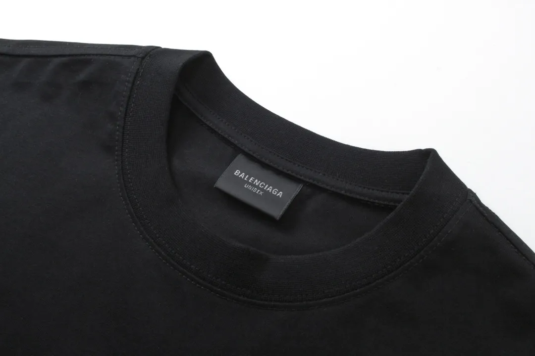 🅿️170 detailed pictures [Top version. Official website quality] BALENCI*GA/Paris. 2024 new model. Paris and EREWHON cooperation series new model, brick cabinet synchronization. Genuine product developed at the first time, happy to print and compare! The fabric is made of Paris ZP custom-woven and dyed cotton double yarn. Weighing 260 grams, the cloth surface is clean. The cloth pattern is clear, soft and comfortable. The threads are dyed with no color difference. The classic LOGO is printed using environmentally friendly imported materials, with clear letters and a three-dimensional effect. Restore the brick cabinet. Different market currency, welcome to compare, the version adopts OS loose shoulder version. Same style for men and women Coding: BL233311 Color: black, apricot Size: XS to L