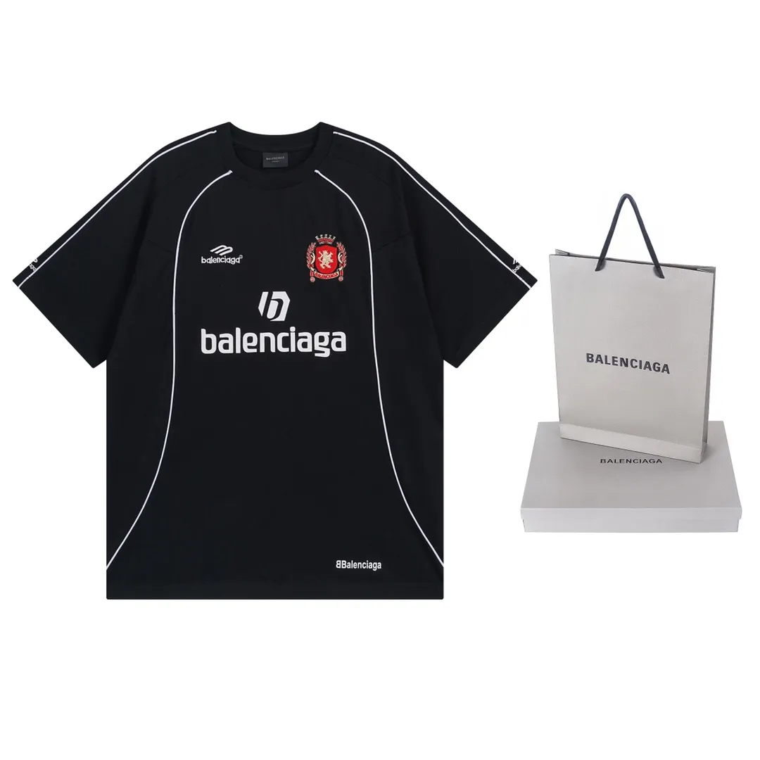 🅿️260 Detailed Pictures [Top version. Official website quality] BALENCI*GA/Paris new joint football sportswear LOGO embroidered printed short-sleeved T-shirt# The whole dress is stitched with multiple stitching edges. The craftsmanship is extremely complex and is popular in different markets. Positive P is pure cotton cloth, not an ordinary healthy cloth. Welcome to compare🆚. The fabric is made of Paris ZP custom-woven and dyed cotton double yarn. Weighing 260 grams, the cloth surface is clean. The cloth pattern is clear, soft and comfortable. The threads are dyed with no color difference. The classic pattern embroidery is embroidered by Tajima imported embroidery machine, and the printing uses imported glue. The letters are clear, three-dimensional and without burrs. Jubie market produces pictures based on pictures. Welcome to compare. The version adopts OS loose shoulder version. Same style for men and women. Code: BL223338 Color: black, white, pink, fluorescent yellow, red, Size: XS to L
