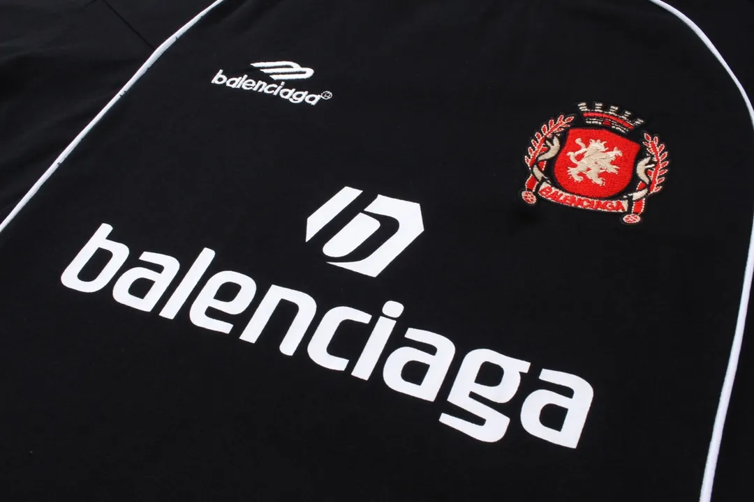 🅿️260 Detailed Pictures [Top version. Official website quality] BALENCI*GA/Paris new joint football sportswear LOGO embroidered printed short-sleeved T-shirt# The whole dress is stitched with multiple stitching edges. The craftsmanship is extremely complex and is popular in different markets. Positive P is pure cotton cloth, not an ordinary healthy cloth. Welcome to compare🆚. The fabric is made of Paris ZP custom-woven and dyed cotton double yarn. Weighing 260 grams, the cloth surface is clean. The cloth pattern is clear, soft and comfortable. The threads are dyed with no color difference. The classic pattern embroidery is embroidered by Tajima imported embroidery machine, and the printing uses imported glue. The letters are clear, three-dimensional and without burrs. Jubie market produces pictures based on pictures. Welcome to compare. The version adopts OS loose shoulder version. Same style for men and women. Code: BL223338 Color: black, white, pink, fluorescent yellow, red, Size: XS to L